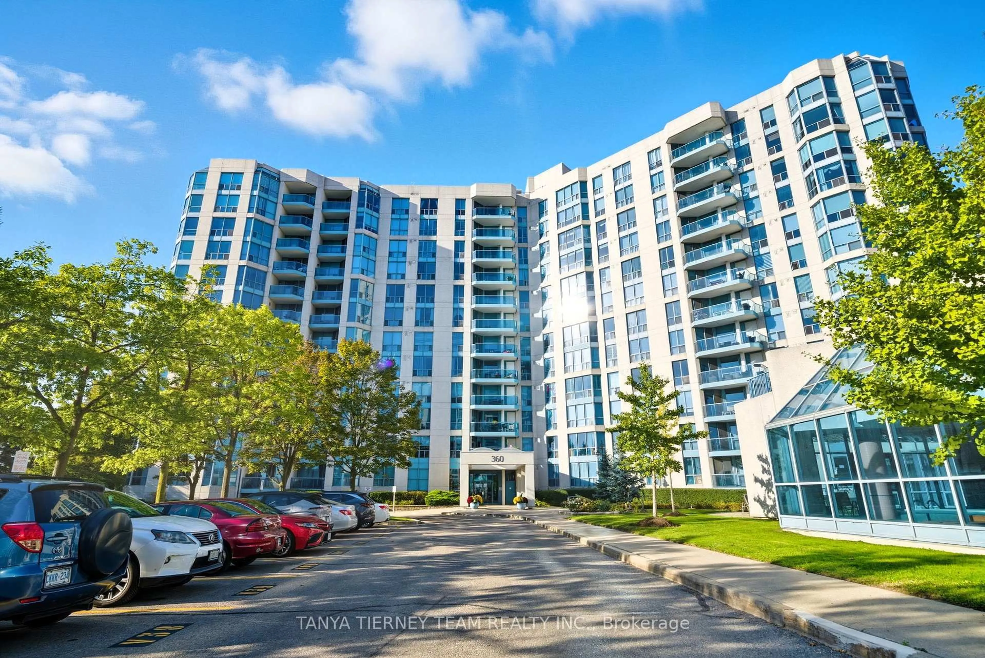 A pic from outside/outdoor area/front of a property/back of a property/a pic from drone, unknown for 360 Watson St #805, Whitby Ontario L1N 9G2