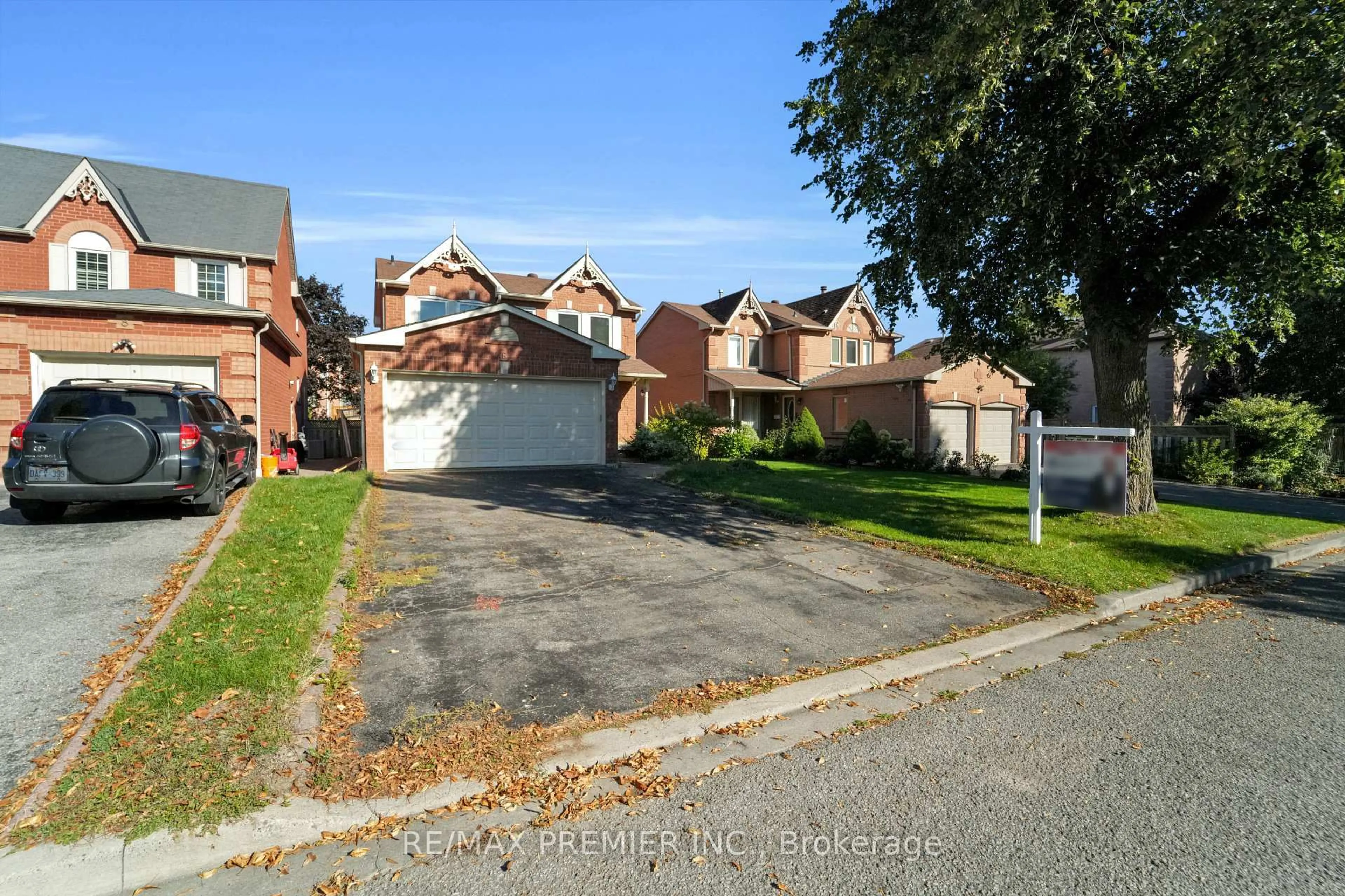 A pic from outside/outdoor area/front of a property/back of a property/a pic from drone, street for 6 Hearne Cres, Ajax Ontario L1T 3P5