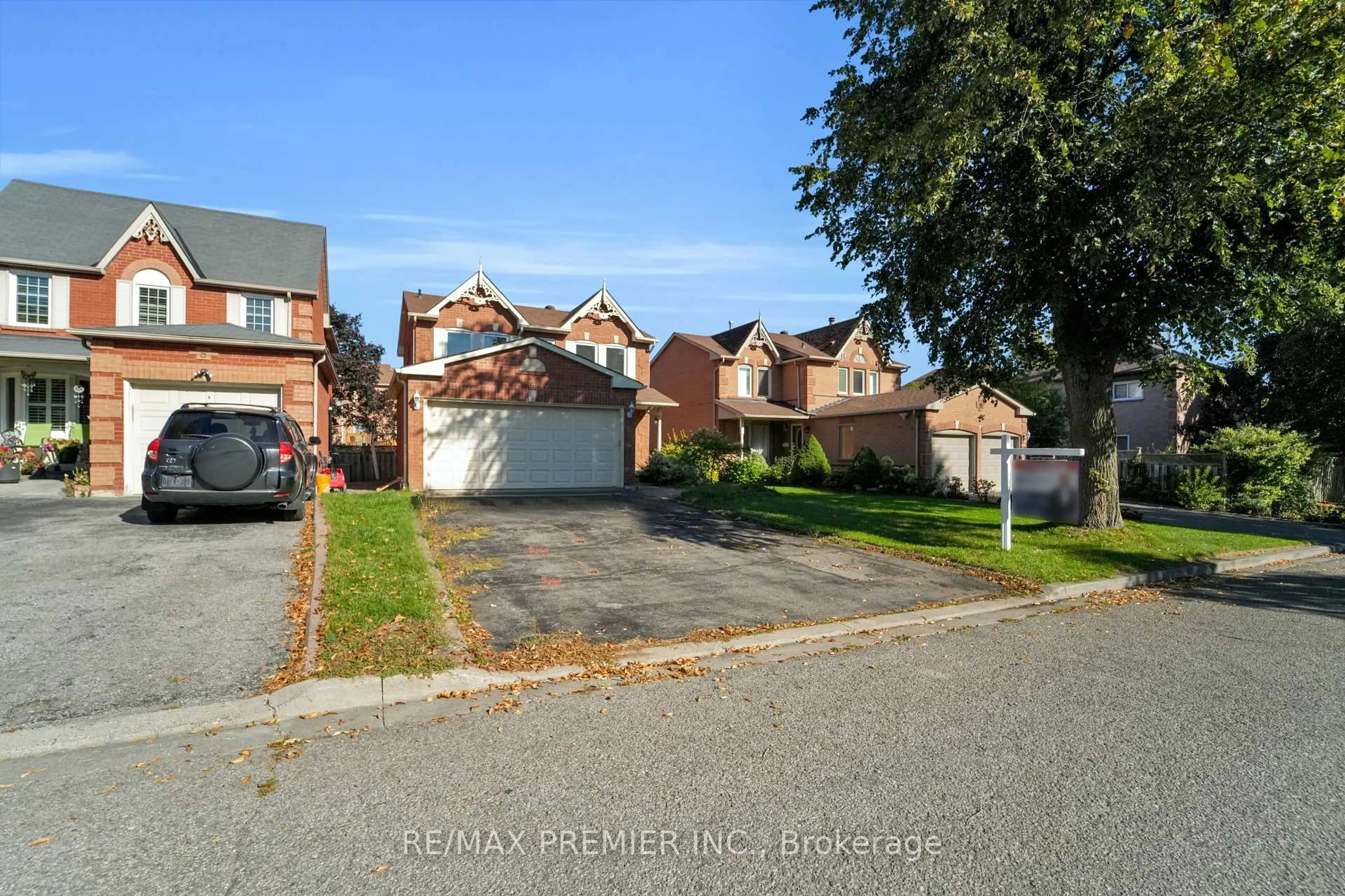 A pic from outside/outdoor area/front of a property/back of a property/a pic from drone, street for 6 Hearne Cres, Ajax Ontario L1T 3P5