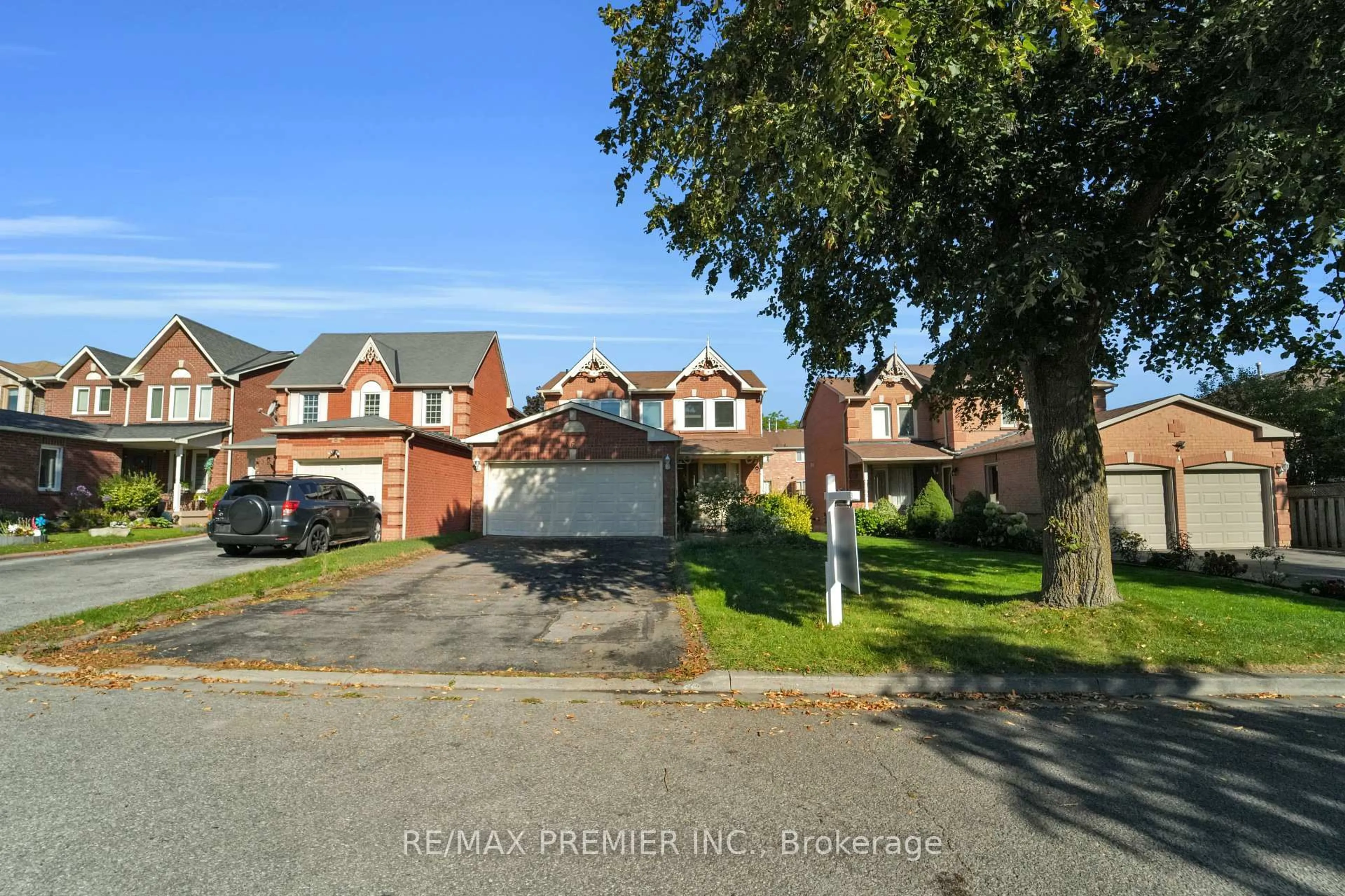 A pic from outside/outdoor area/front of a property/back of a property/a pic from drone, street for 6 Hearne Cres, Ajax Ontario L1T 3P5