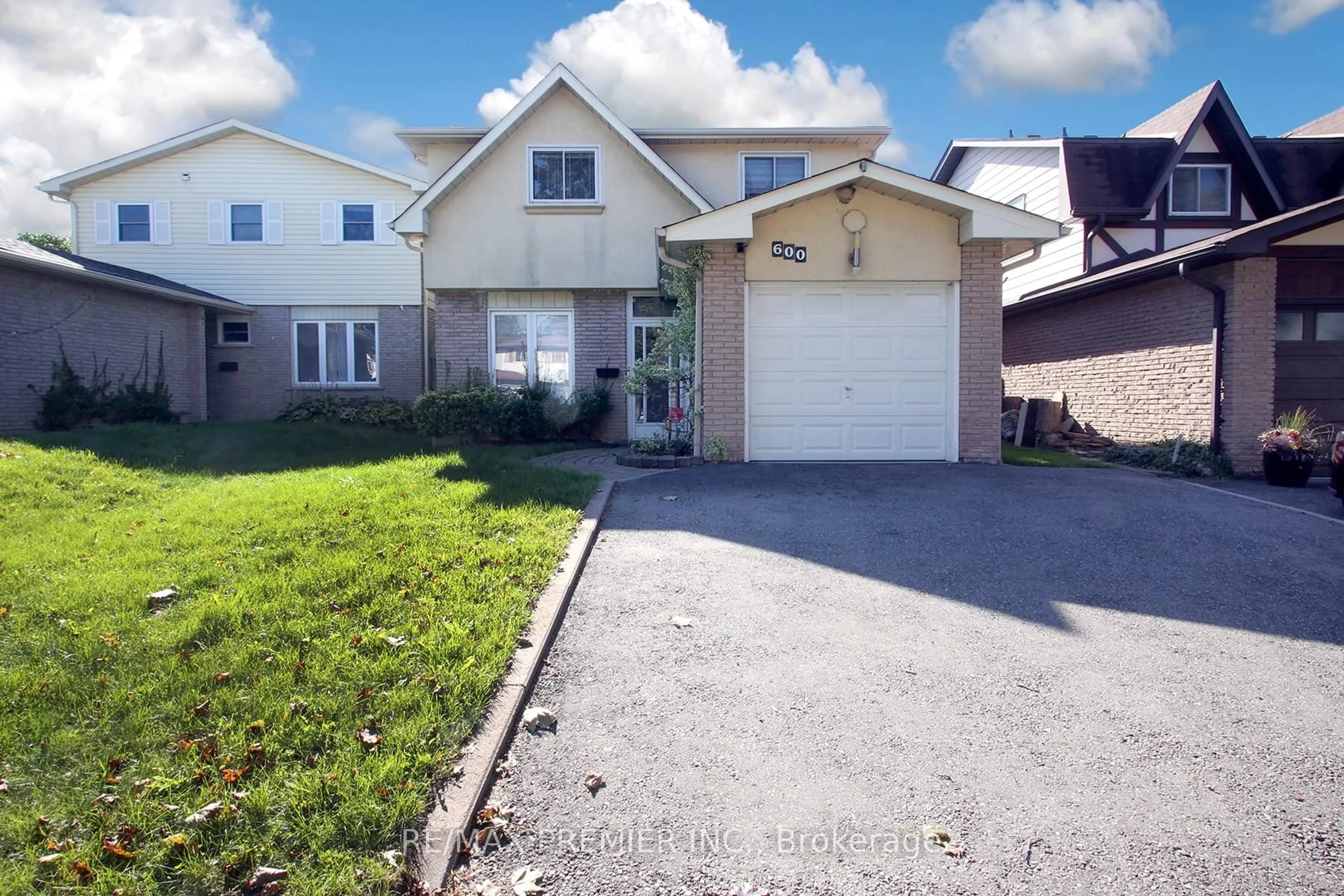 A pic from outside/outdoor area/front of a property/back of a property/a pic from drone, street for 600 Stonebridge Lane, Pickering Ontario L1W 3B3