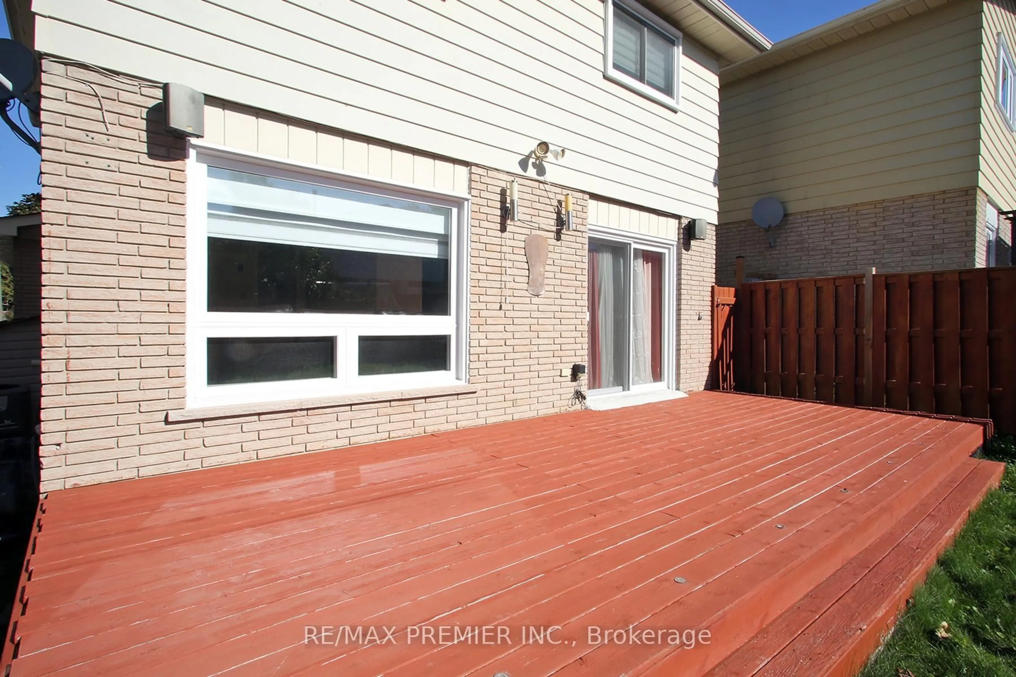 Patio, street for 600 Stonebridge Lane, Pickering Ontario L1W 3B3