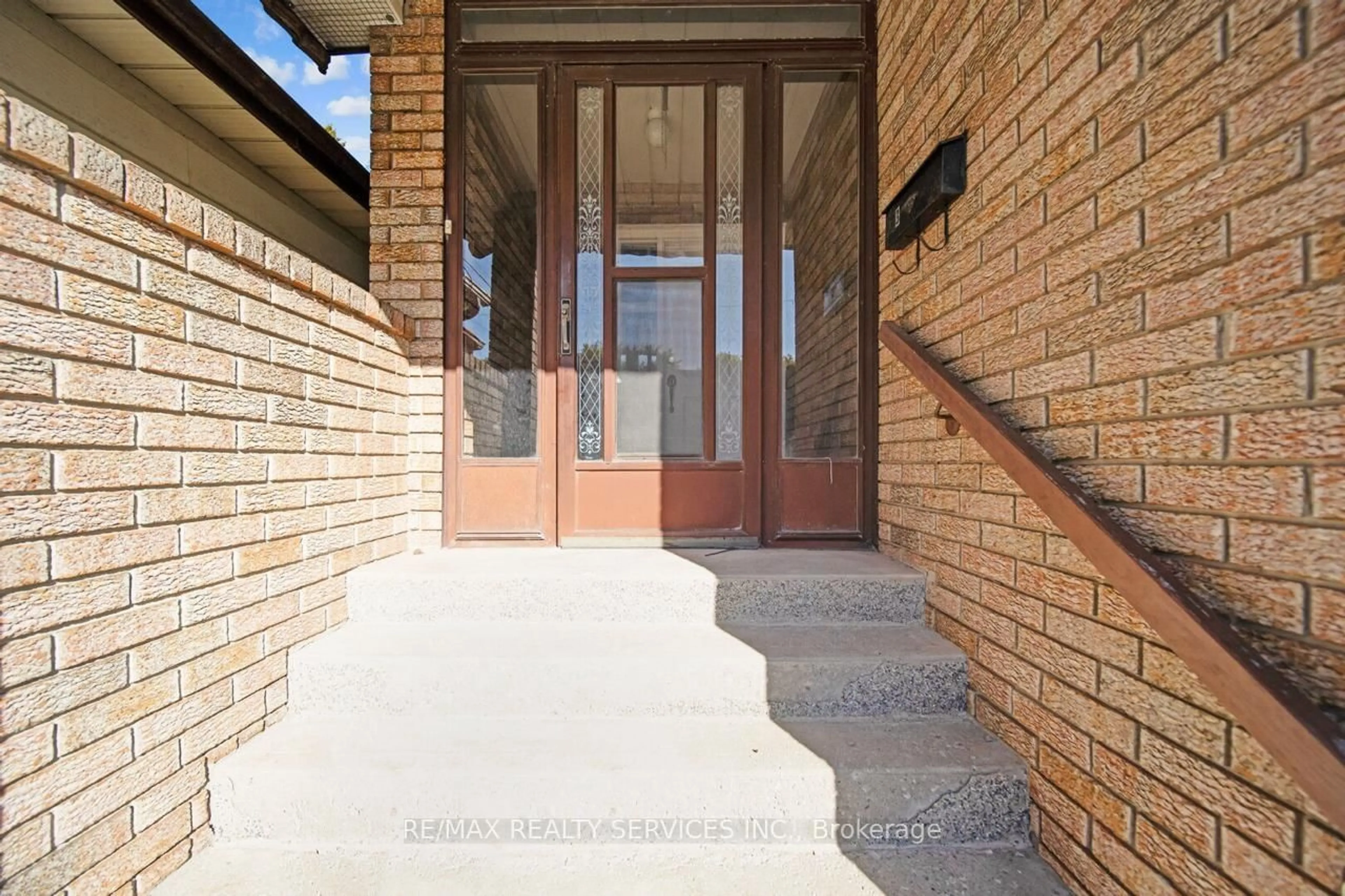Indoor foyer for 83 Haslam St, Toronto Ontario M1N 3N8