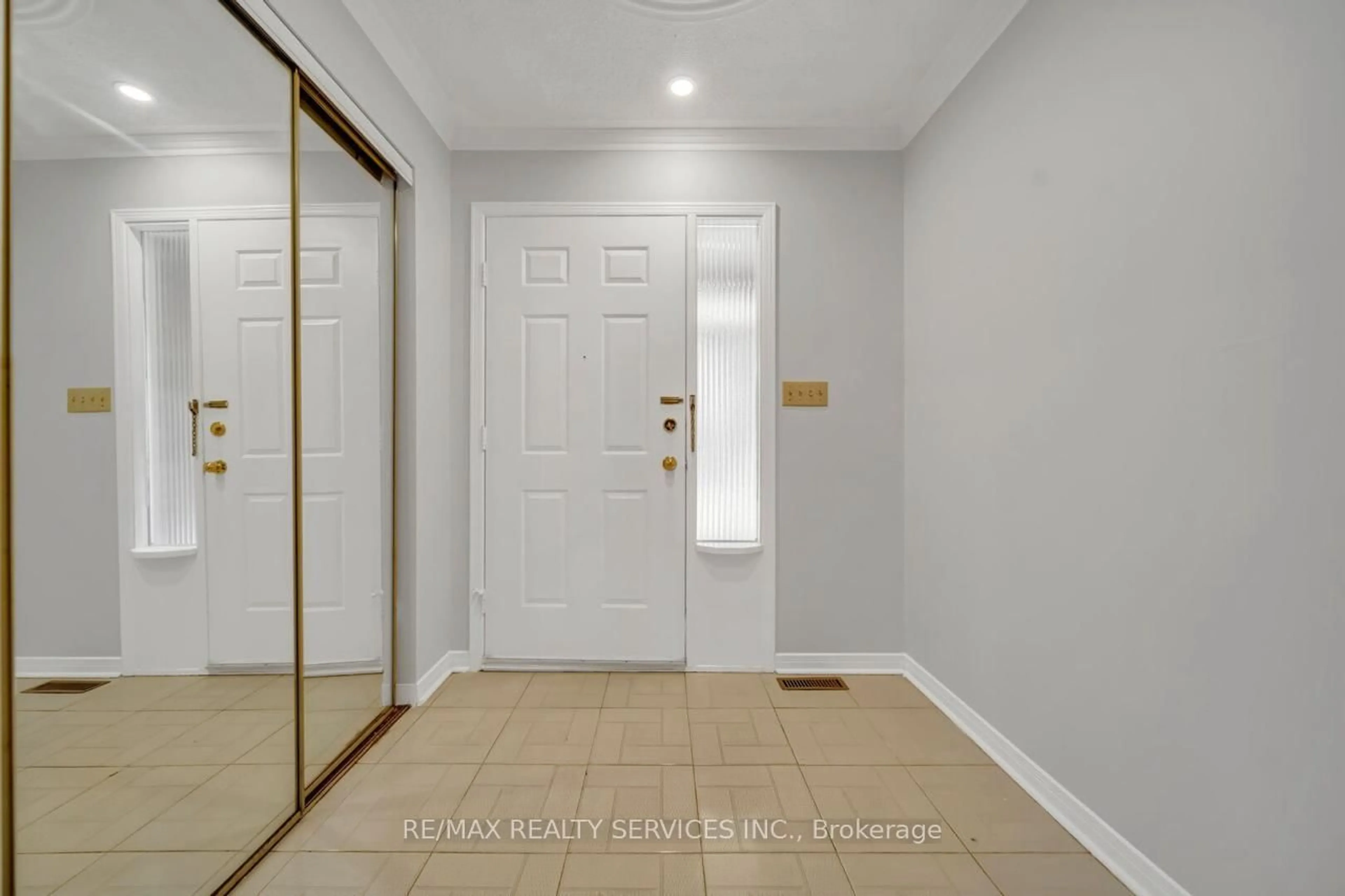 Indoor entryway for 83 Haslam St, Toronto Ontario M1N 3N8