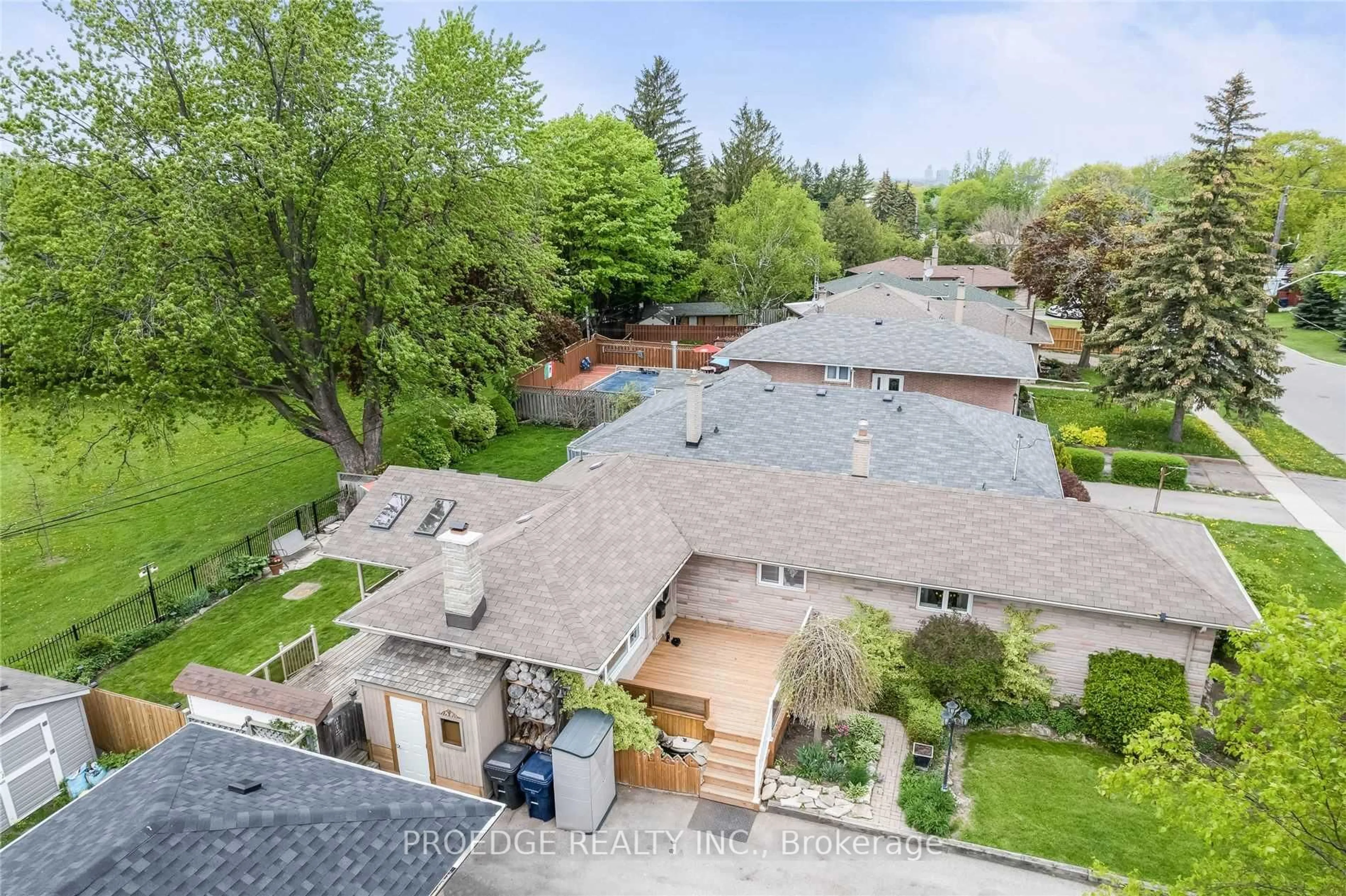 A pic from outside/outdoor area/front of a property/back of a property/a pic from drone, street for 262 Randall Cres, Toronto Ontario M1M 3K4