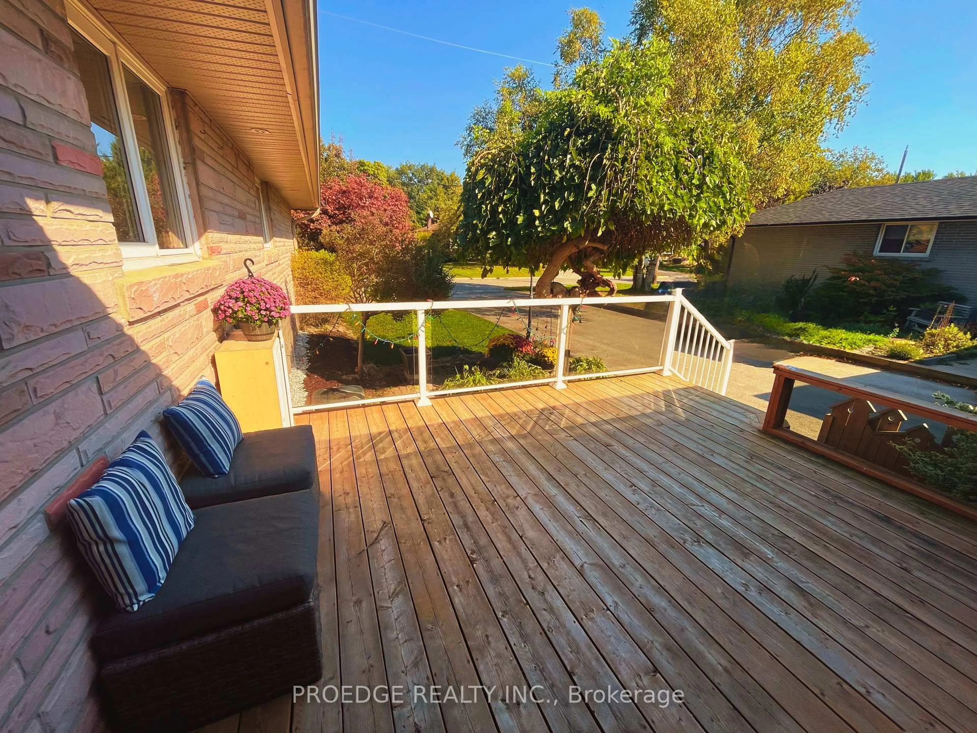 A pic from outside/outdoor area/front of a property/back of a property/a pic from drone, water/lake/river/ocean view for 262 Randall Cres, Toronto Ontario M1M 3K4