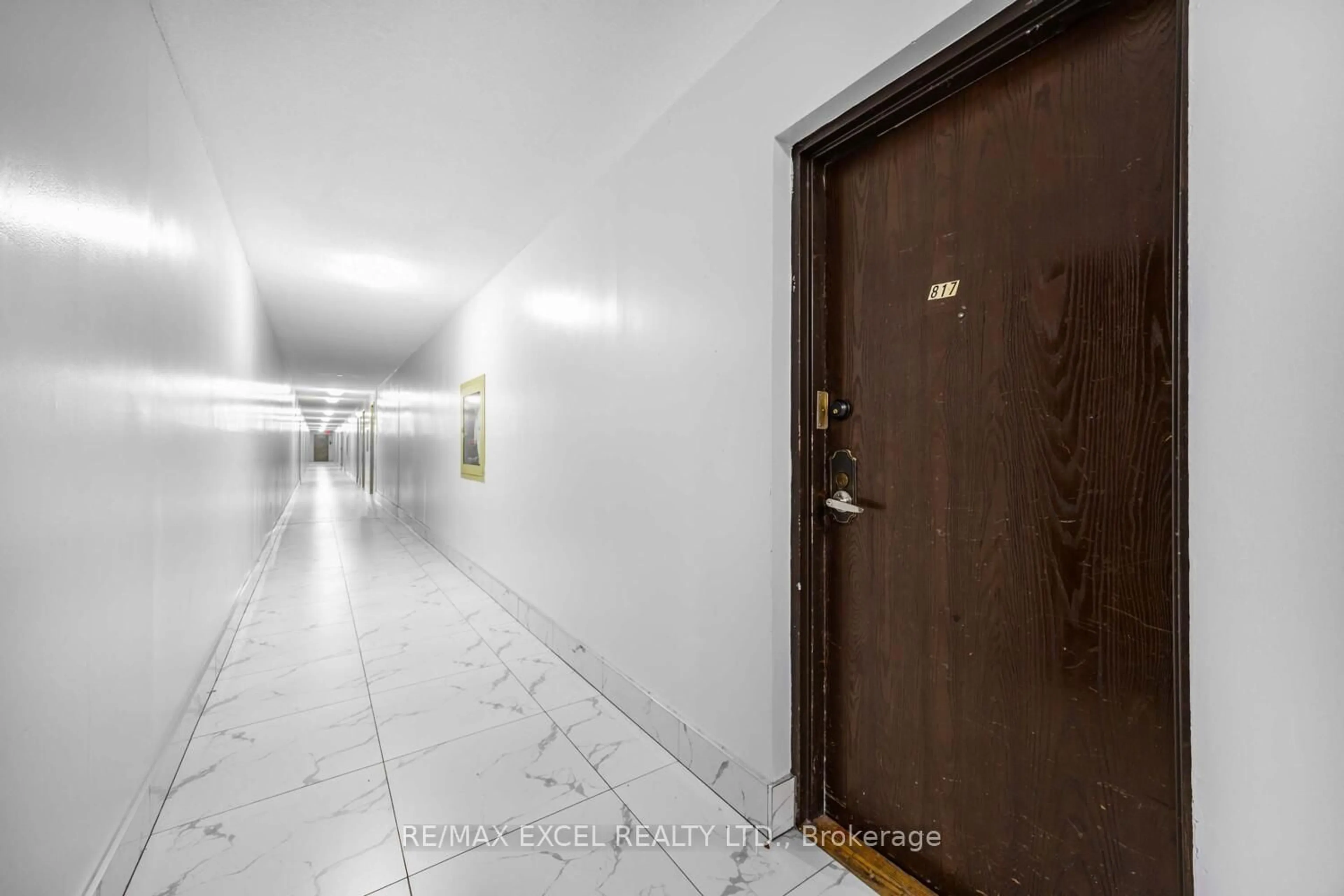 Indoor foyer for 100 Dundalk Dr #817, Toronto Ontario M1P 4V2