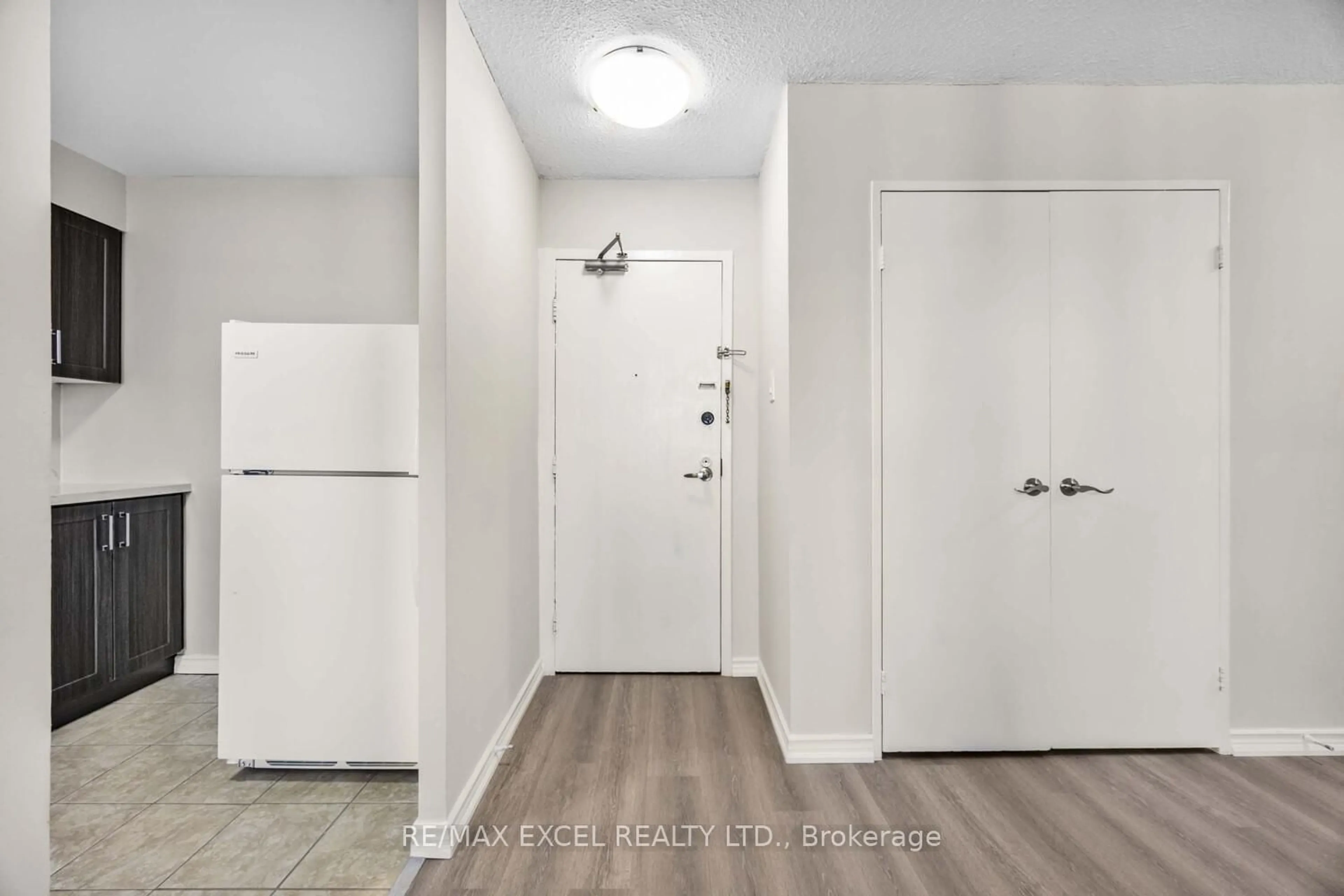 Indoor entryway for 100 Dundalk Dr #817, Toronto Ontario M1P 4V2