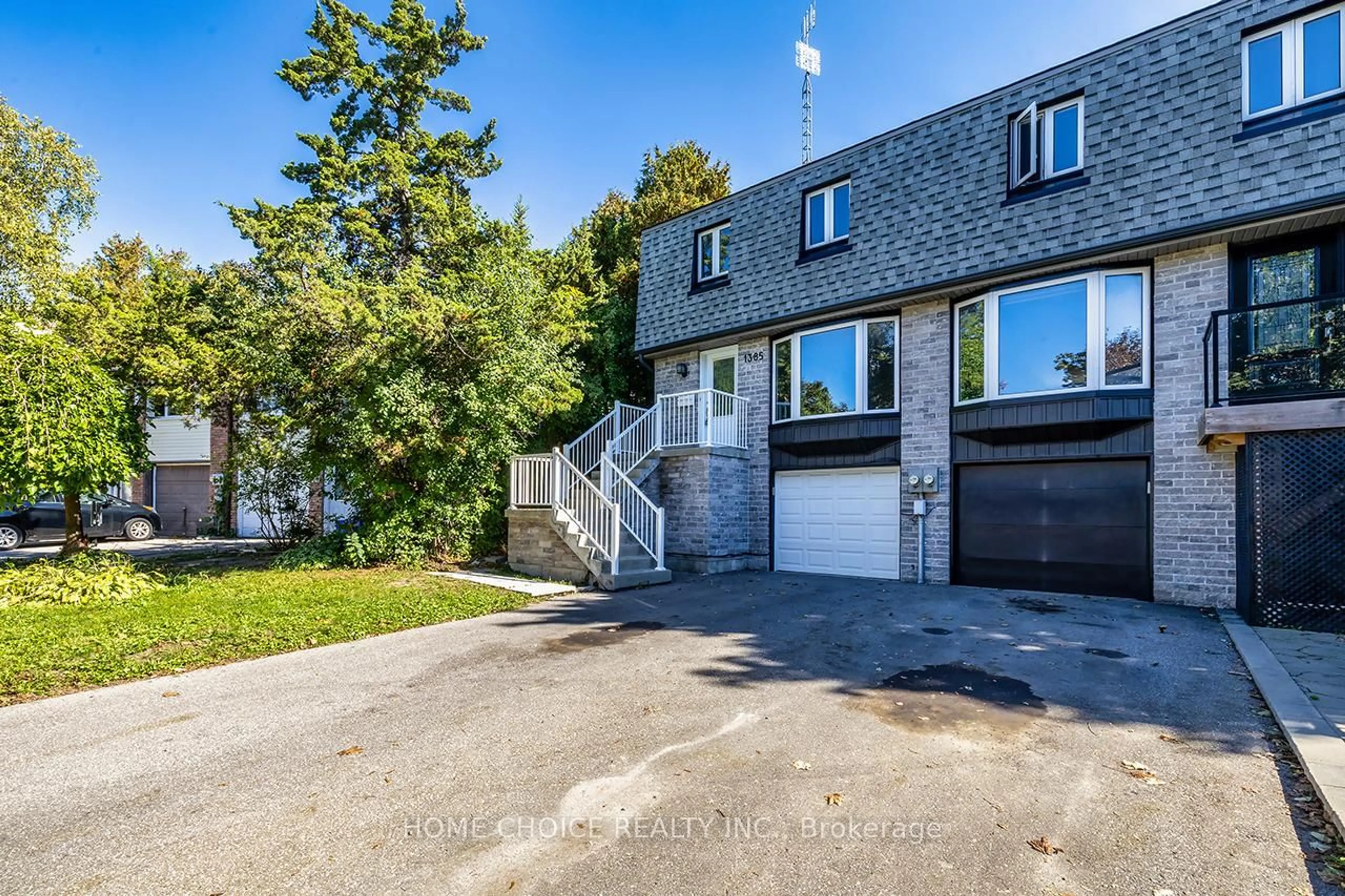 A pic from outside/outdoor area/front of a property/back of a property/a pic from drone, street for 1385 Palmetto Dr, Oshawa Ontario L1K 1N1