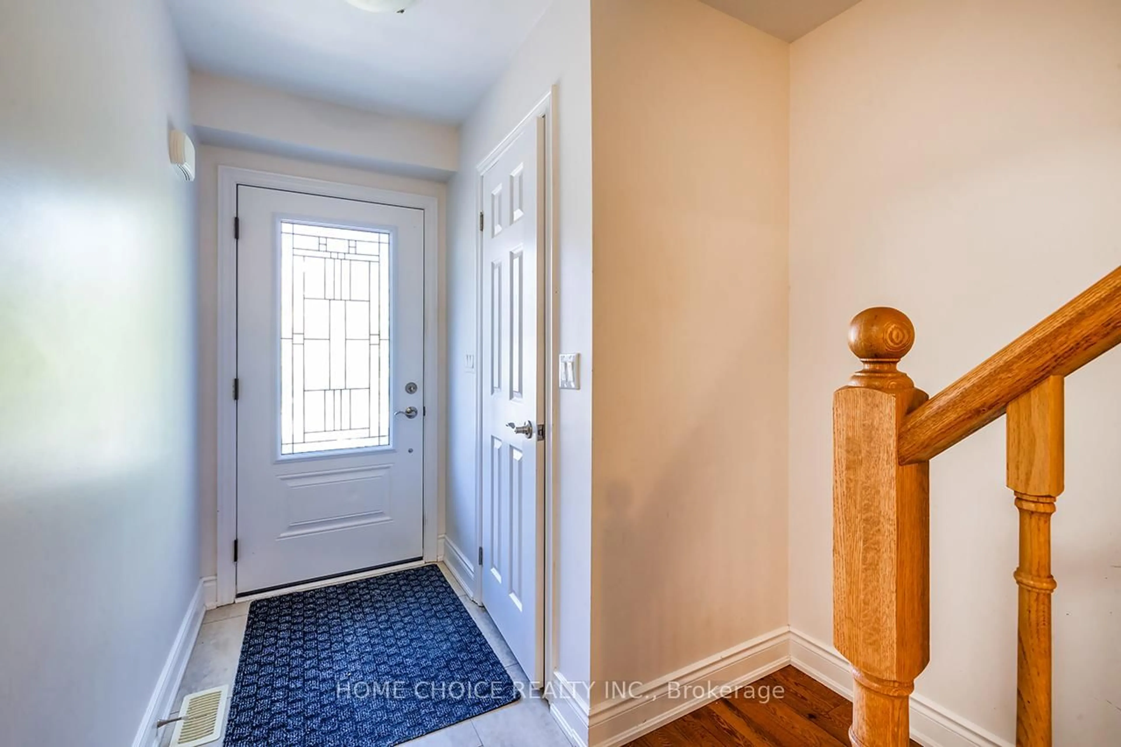 Indoor entryway for 1385 Palmetto Dr, Oshawa Ontario L1K 1N1
