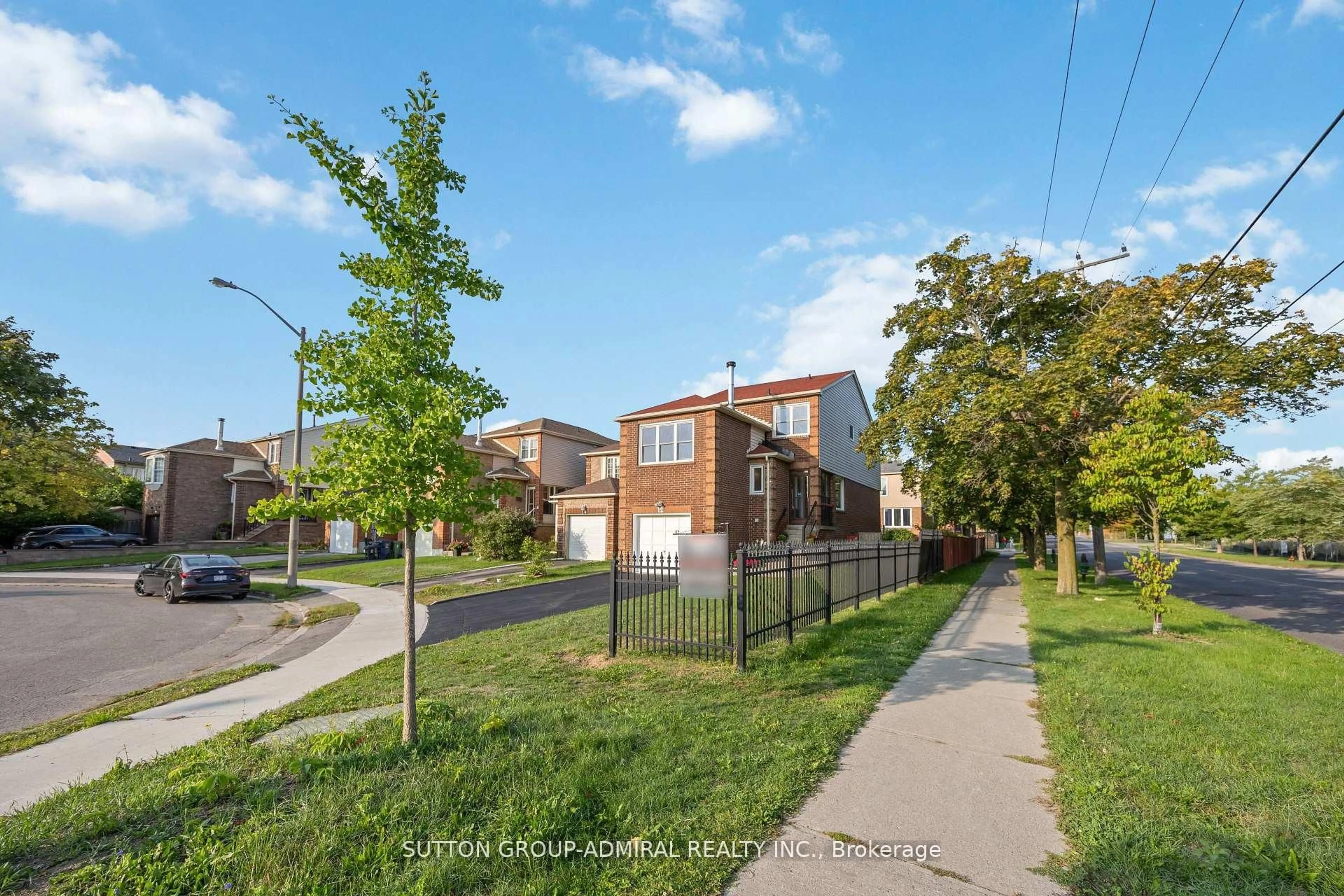 A pic from outside/outdoor area/front of a property/back of a property/a pic from drone, street for 12 Tilburn Pl, Toronto Ontario M1N 4B6