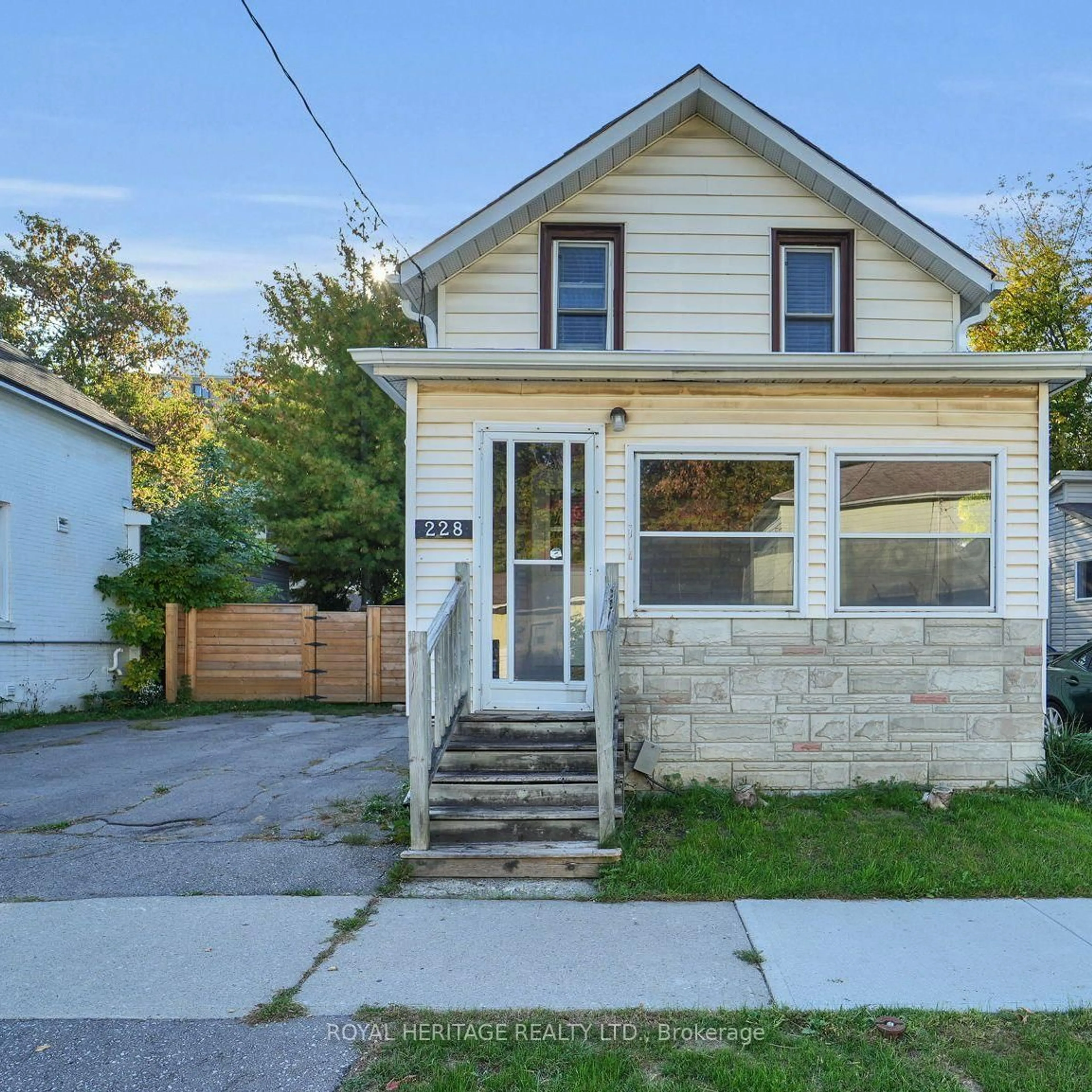 Home with vinyl exterior material, street for 228 Court St, Oshawa Ontario L1H 4W7