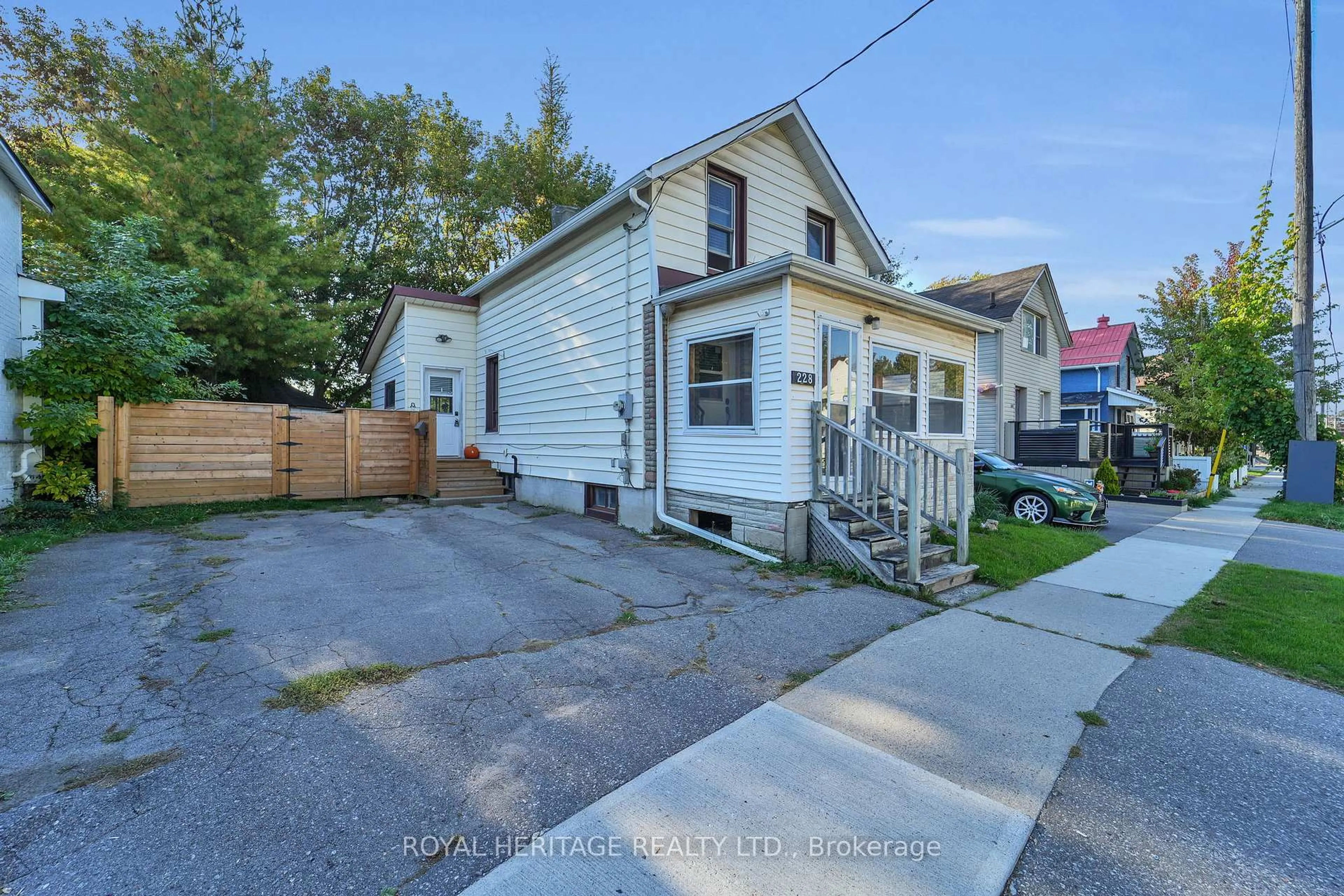 A pic from outside/outdoor area/front of a property/back of a property/a pic from drone, street for 228 Court St, Oshawa Ontario L1H 4W7