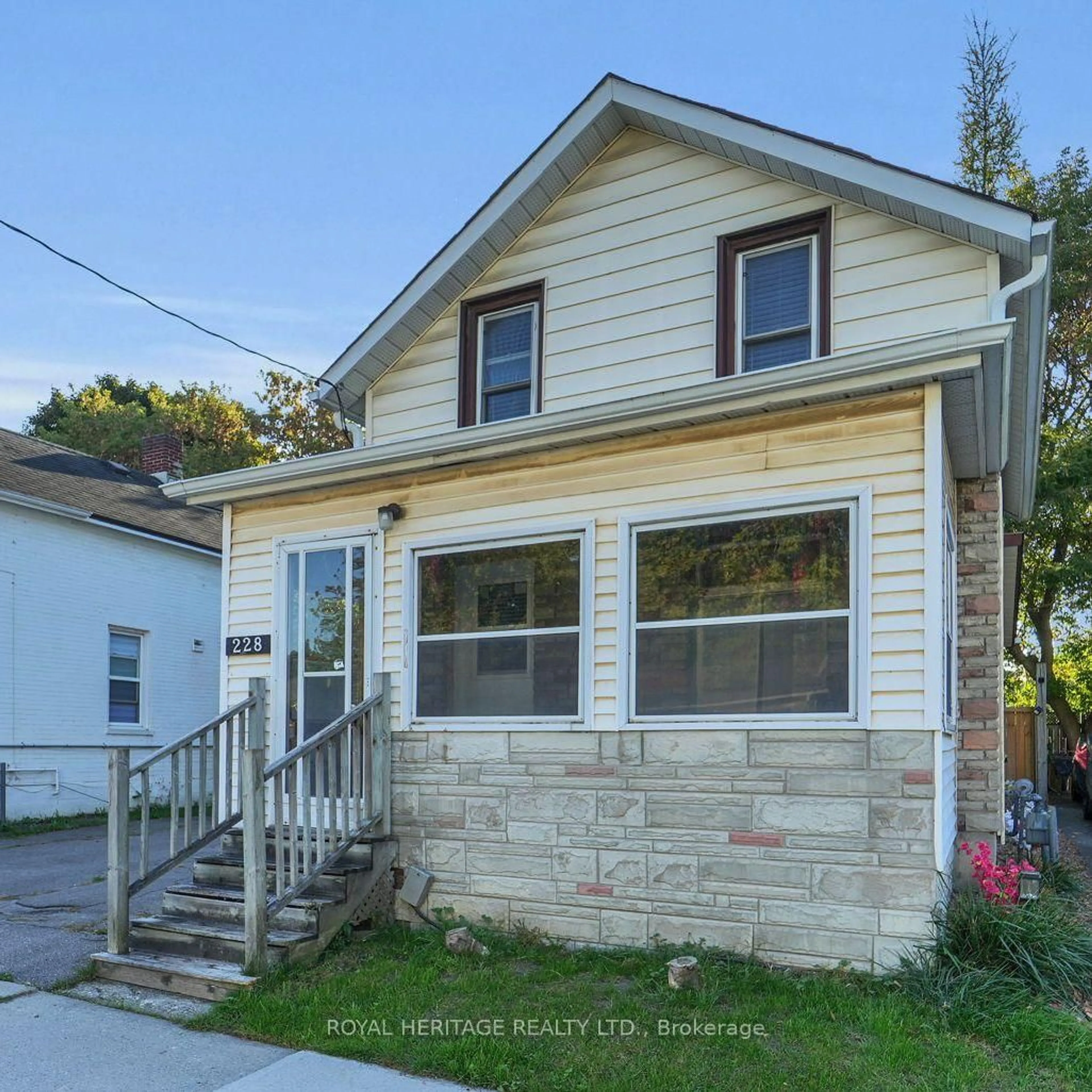 Home with vinyl exterior material, street for 228 Court St, Oshawa Ontario L1H 4W7