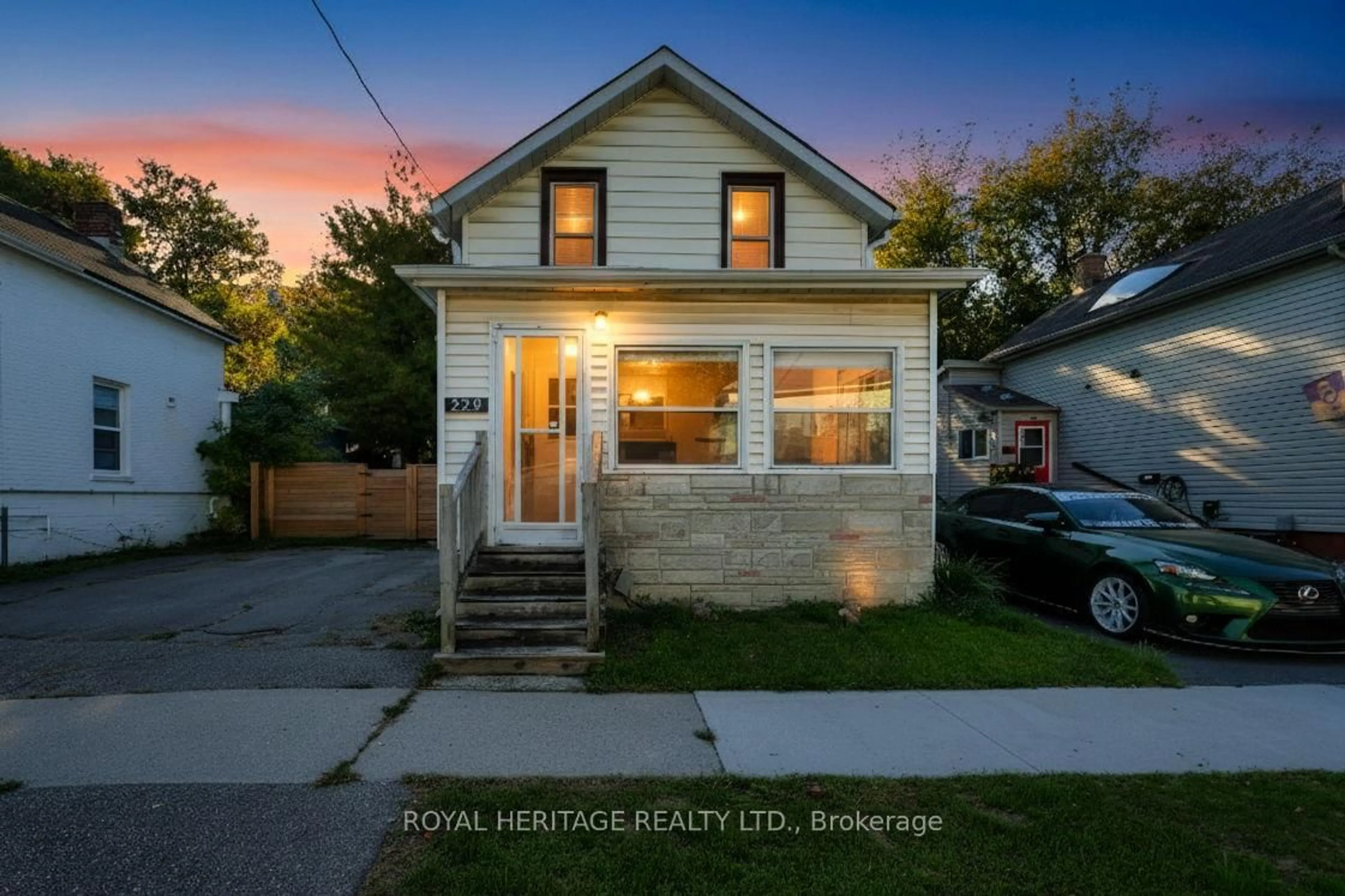 Unknown for 228 Court St, Oshawa Ontario L1H 4W7