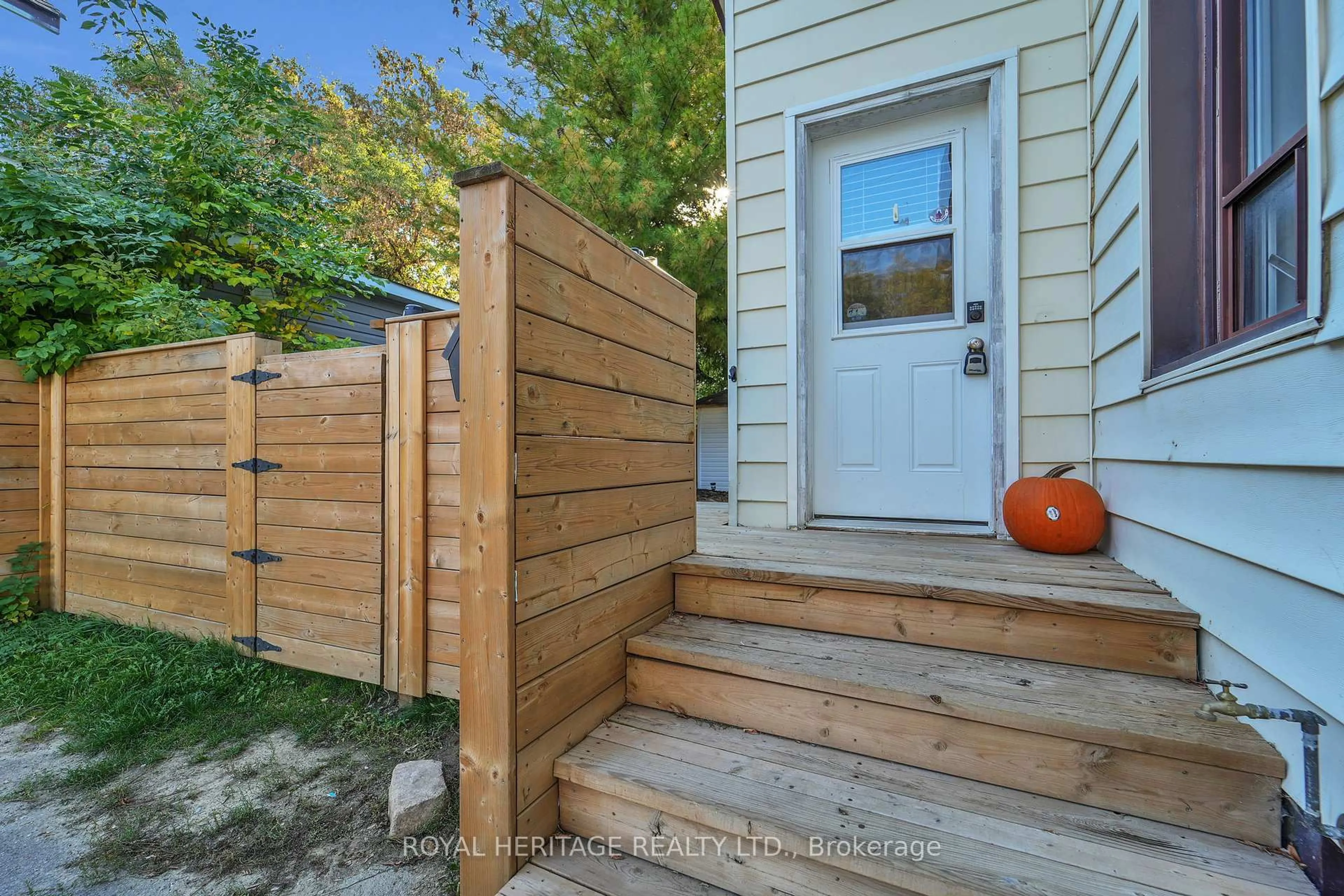Unknown for 228 Court St, Oshawa Ontario L1H 4W7