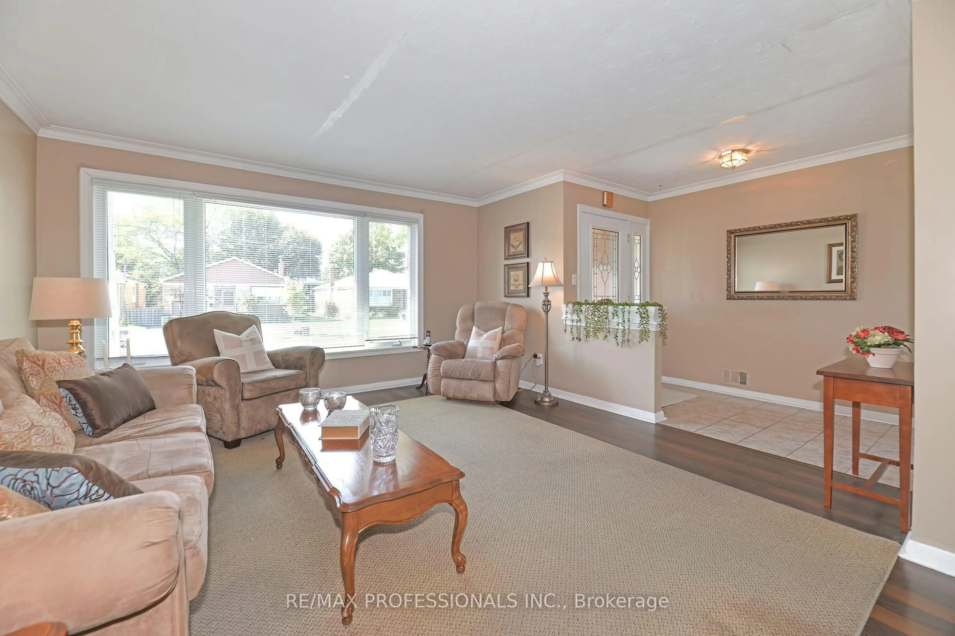 Living room with furniture, unknown for 39 Montvale Dr, Toronto Ontario M1M 3E5
