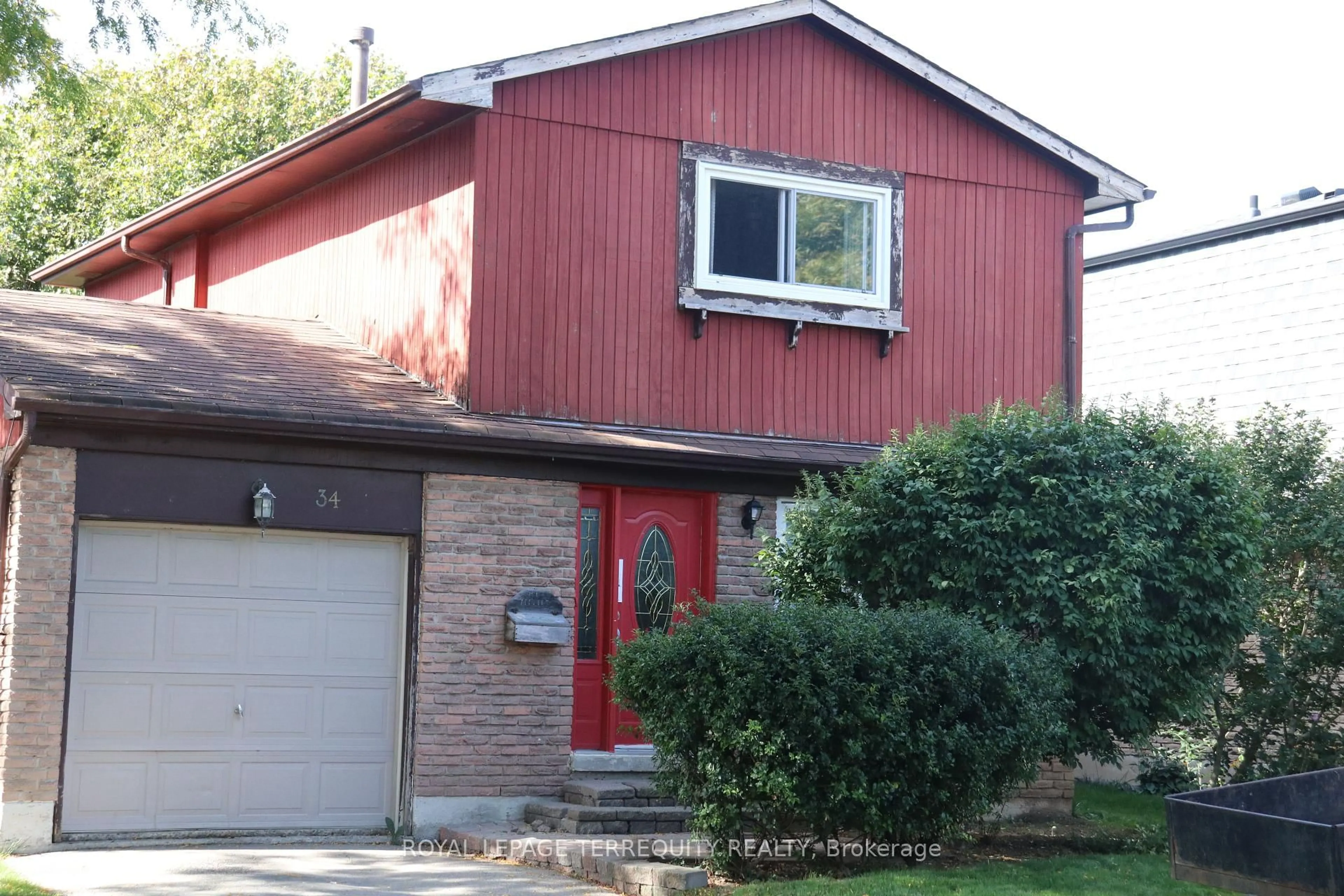 Home with vinyl exterior material, street for 34 Ivanic Crt, Whitby Ontario L1N 6E3
