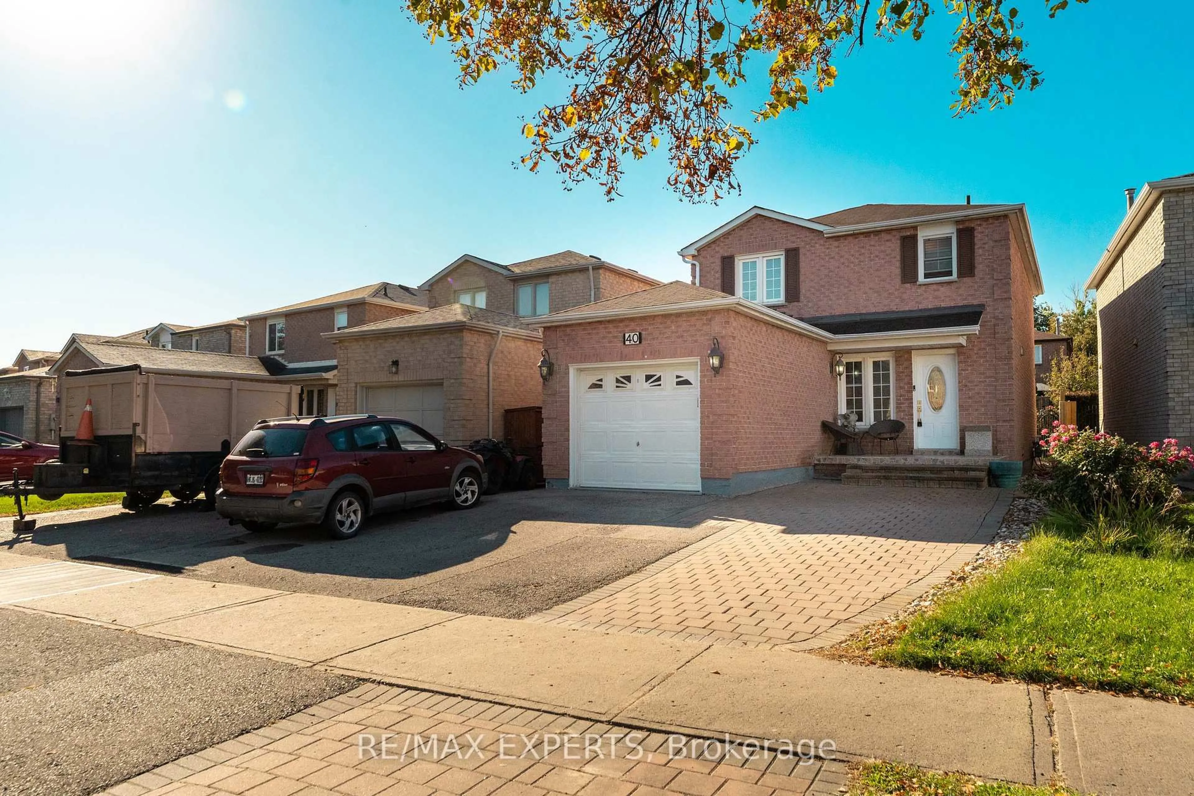 A pic from outside/outdoor area/front of a property/back of a property/a pic from drone, street for 40 Large Cres, Ajax Ontario L1T 2S9