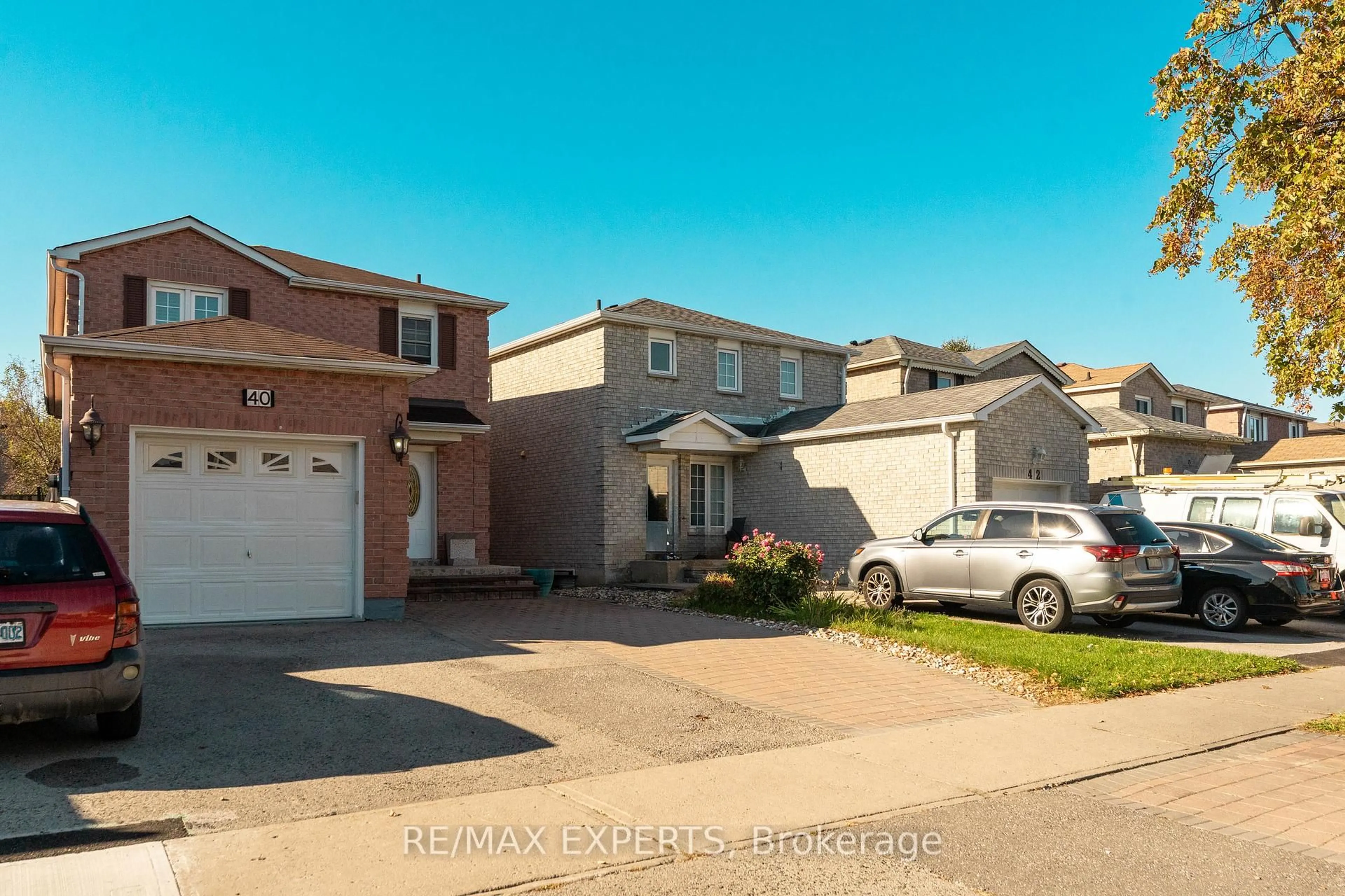 A pic from outside/outdoor area/front of a property/back of a property/a pic from drone, street for 40 Large Cres, Ajax Ontario L1T 2S9