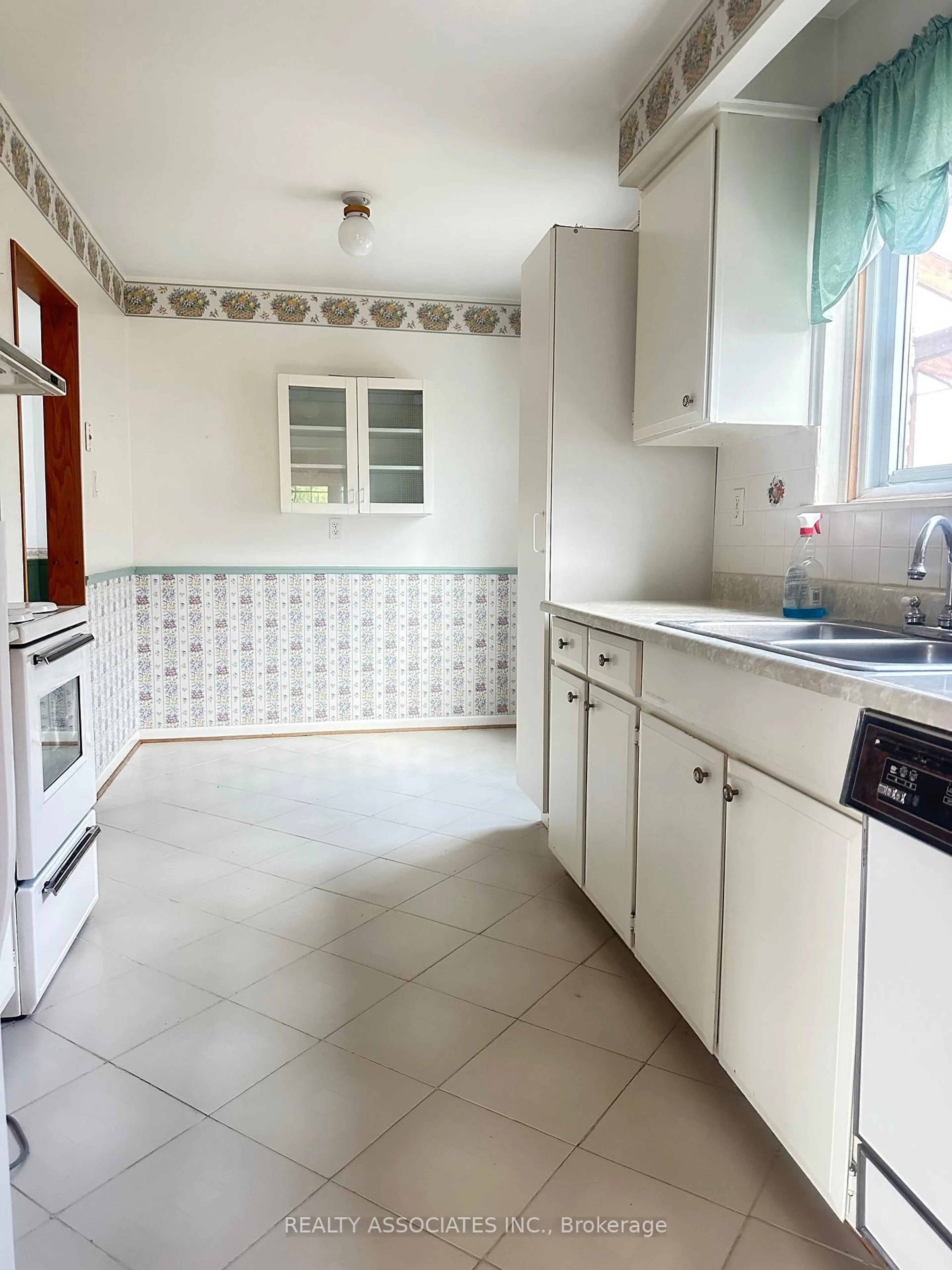 Standard kitchen, ceramic/tile floor for 117 Crockamhill Dr, Toronto Ontario M1S 2L2