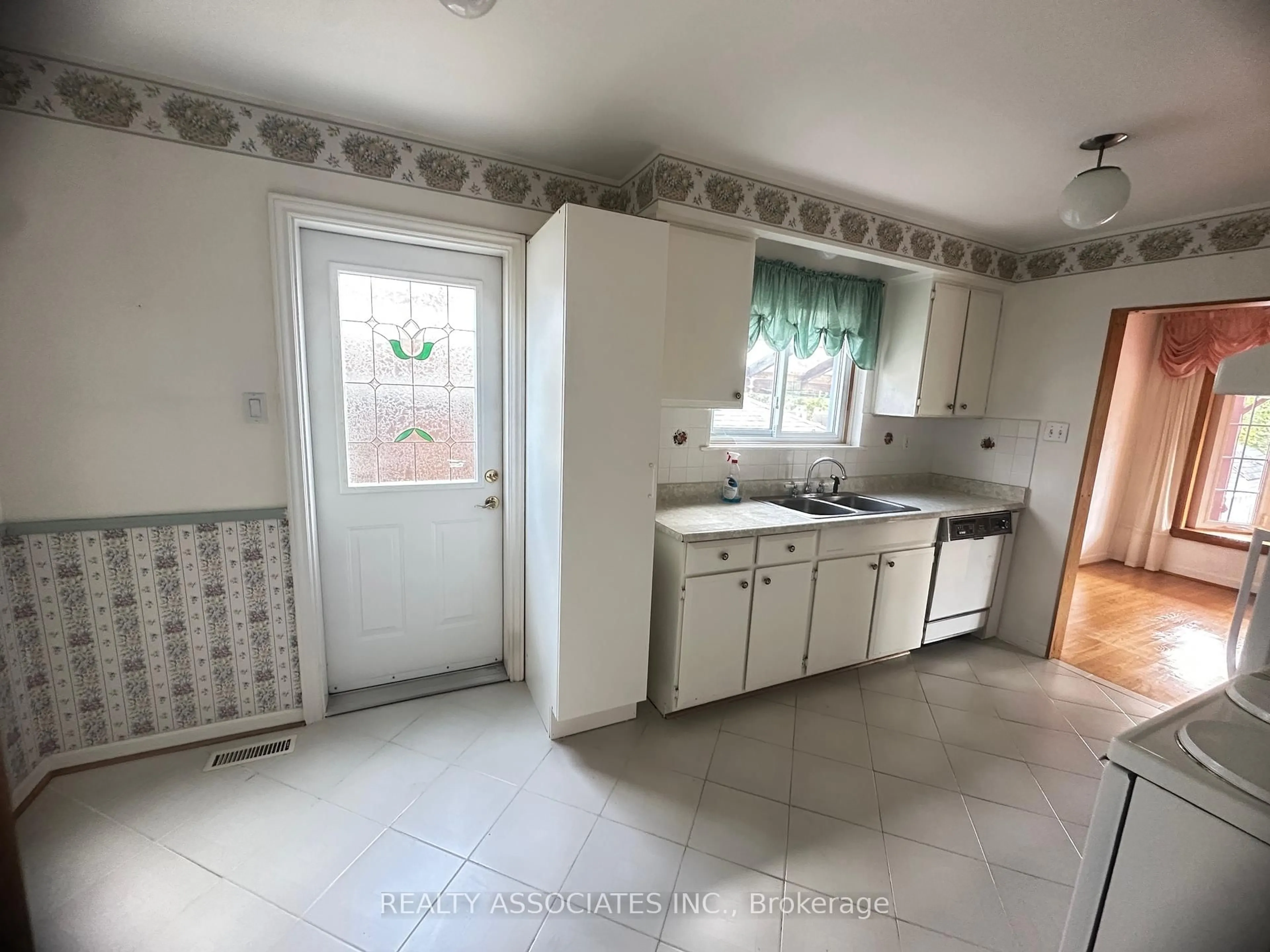 Standard kitchen, ceramic/tile floor for 117 Crockamhill Dr, Toronto Ontario M1S 2L2