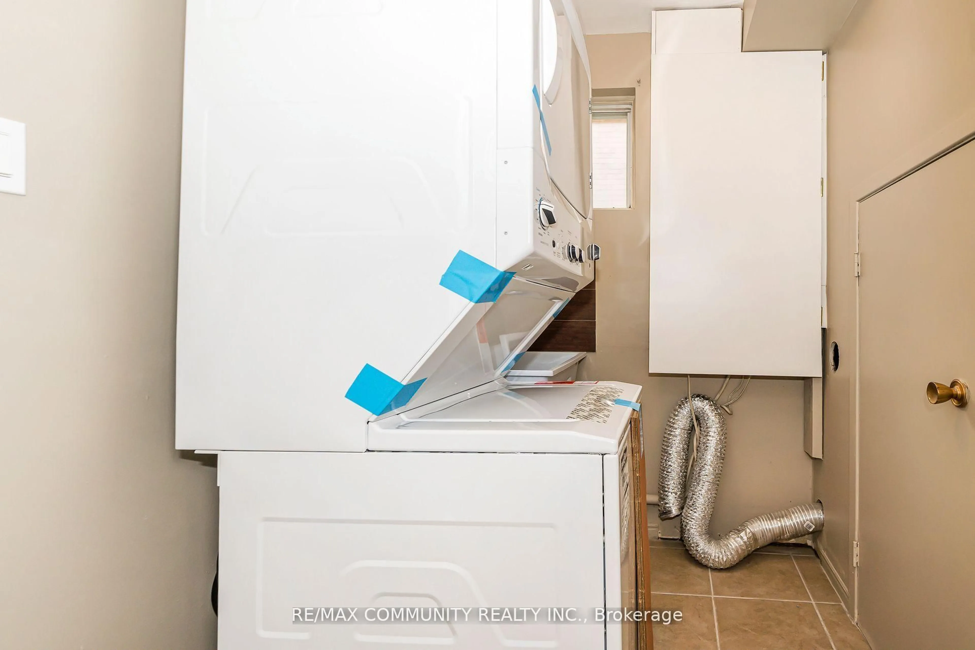 Laundry room for 667 Westshore Blvd, Pickering Ontario L1W 3G2
