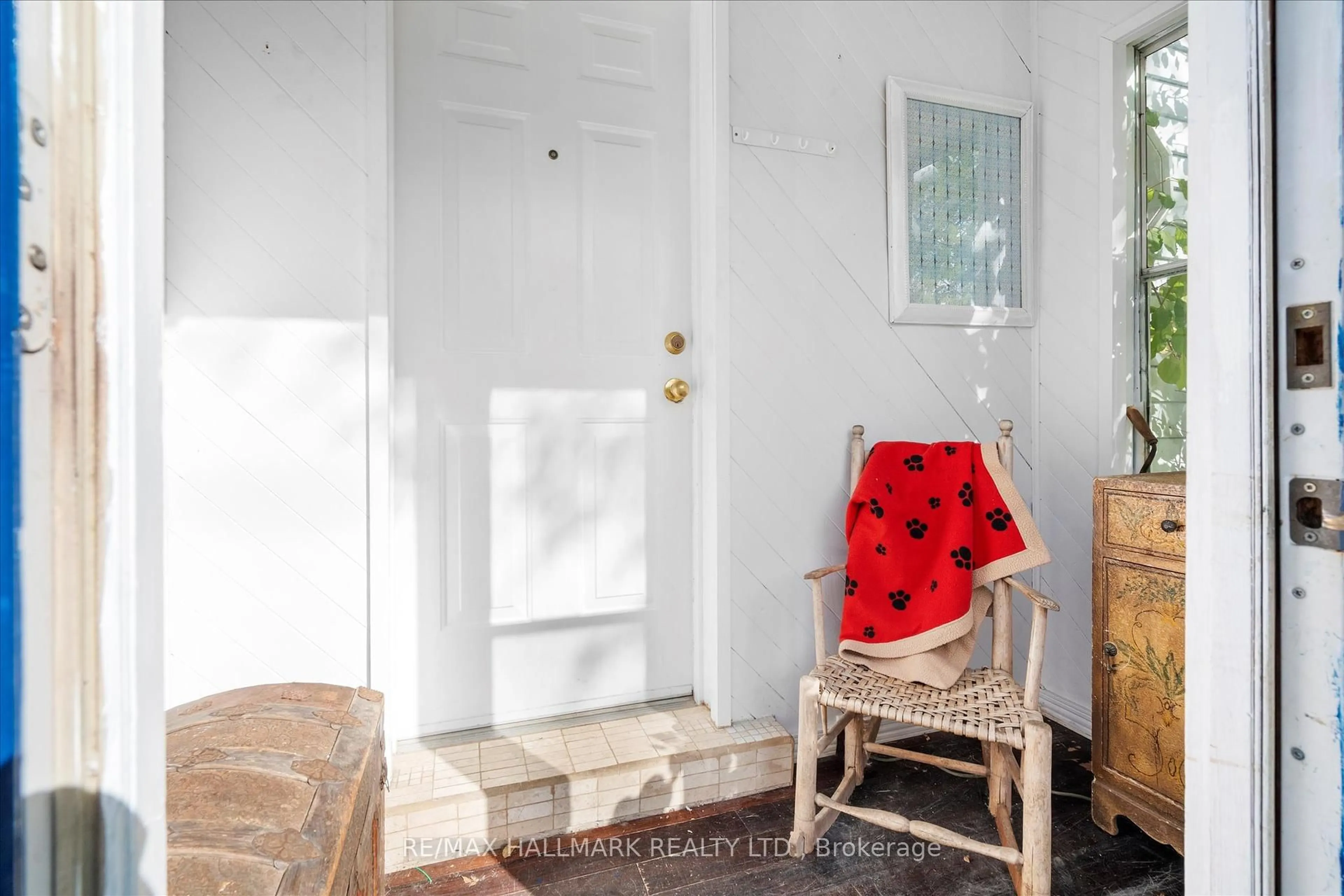 Indoor entryway for 42 Anson Ave, Toronto Ontario M1M 1X3