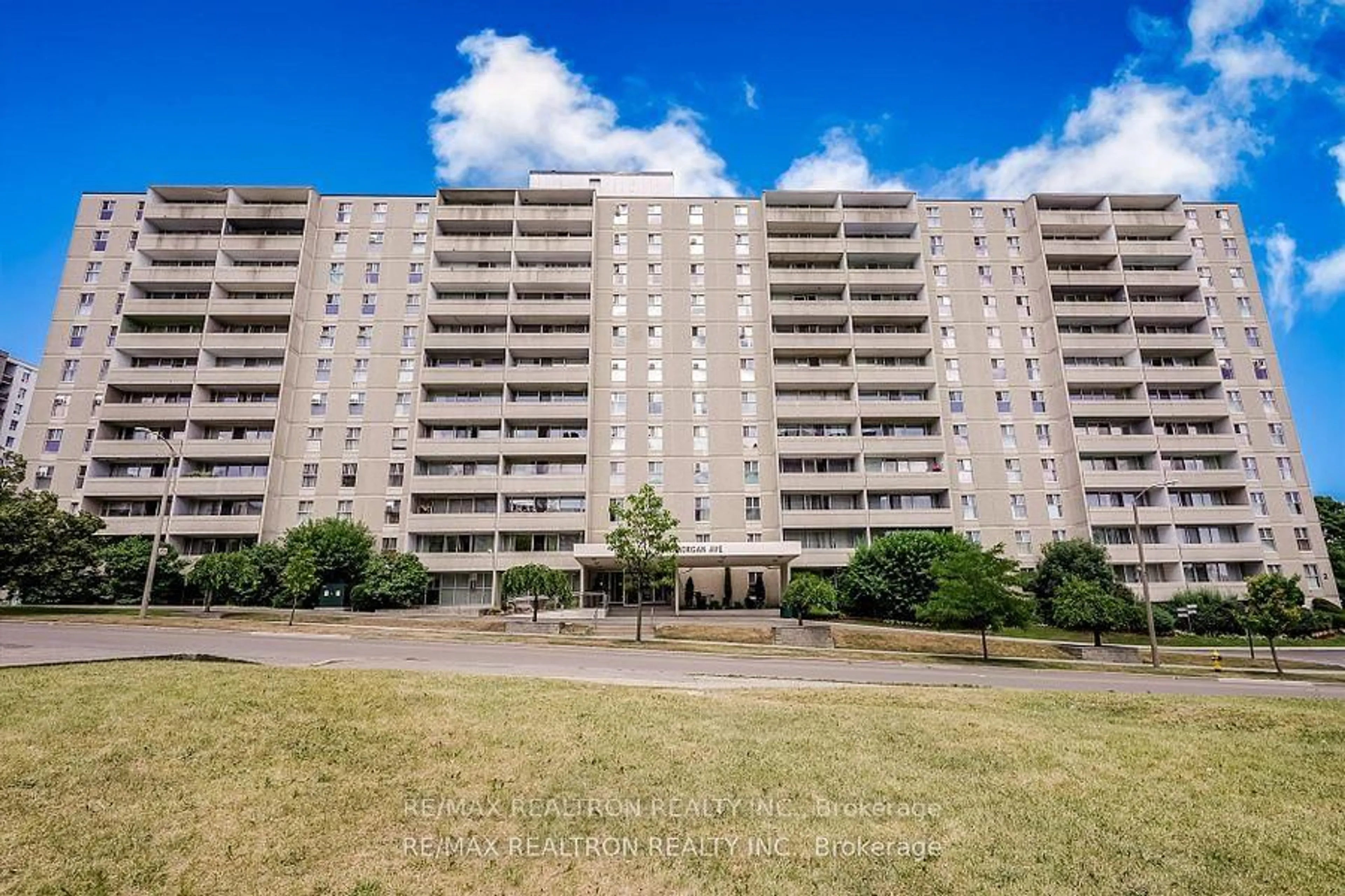 A pic from outside/outdoor area/front of a property/back of a property/a pic from drone, building for 2 Glamorgan Ave #602, Toronto Ontario M1P 2M8