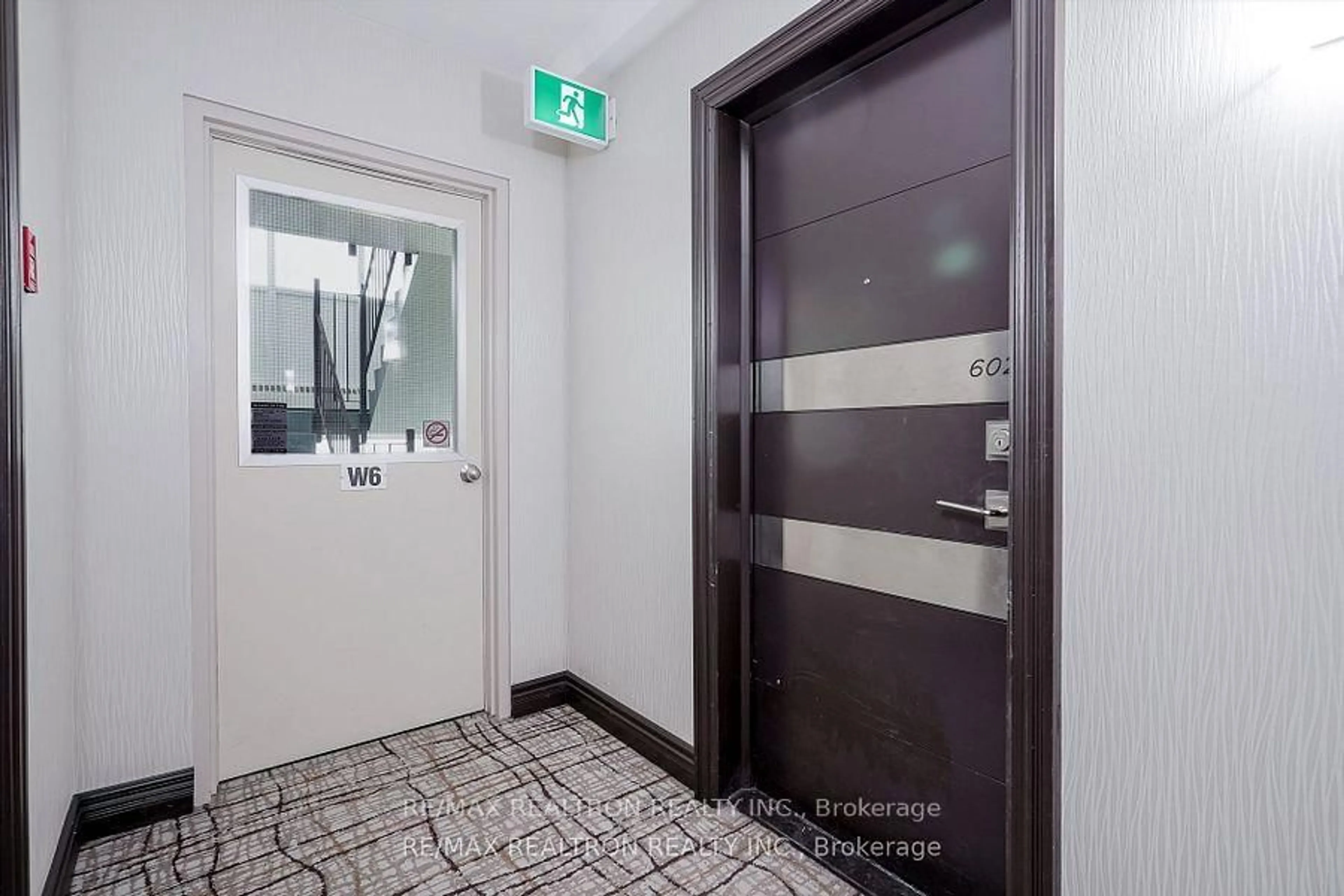 Indoor foyer for 2 Glamorgan Ave #602, Toronto Ontario M1P 2M8