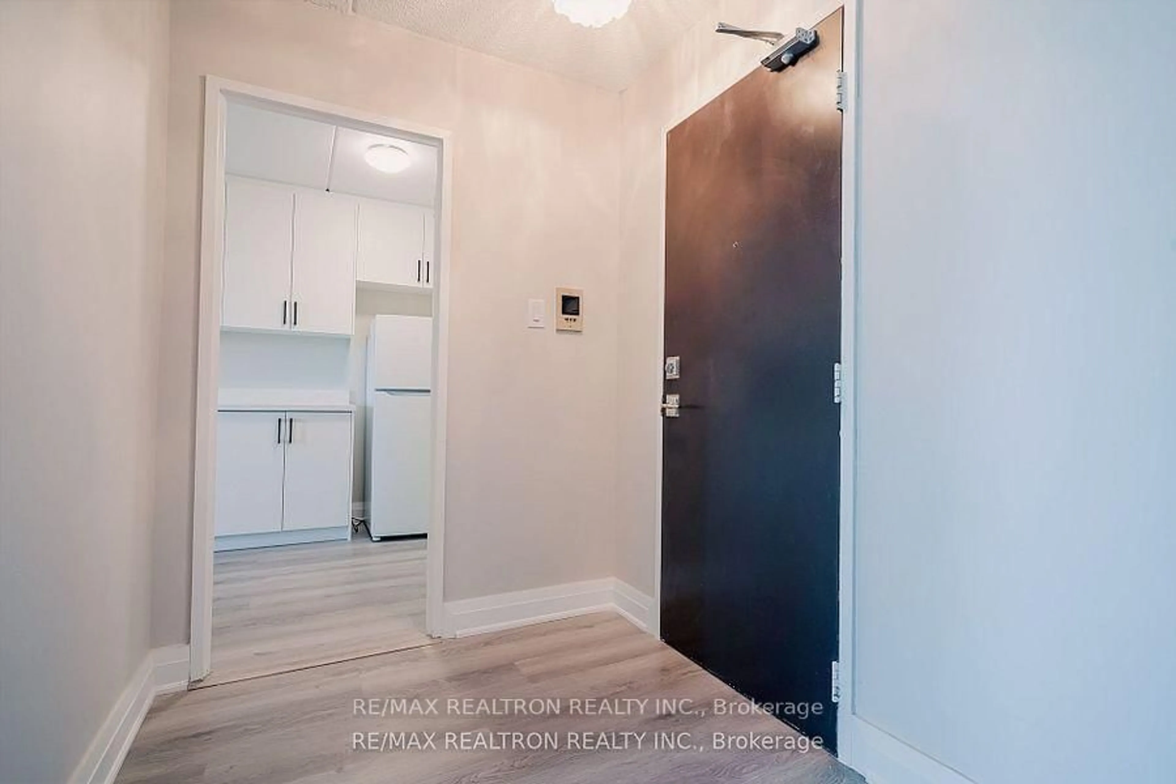 Indoor entryway for 2 Glamorgan Ave #602, Toronto Ontario M1P 2M8