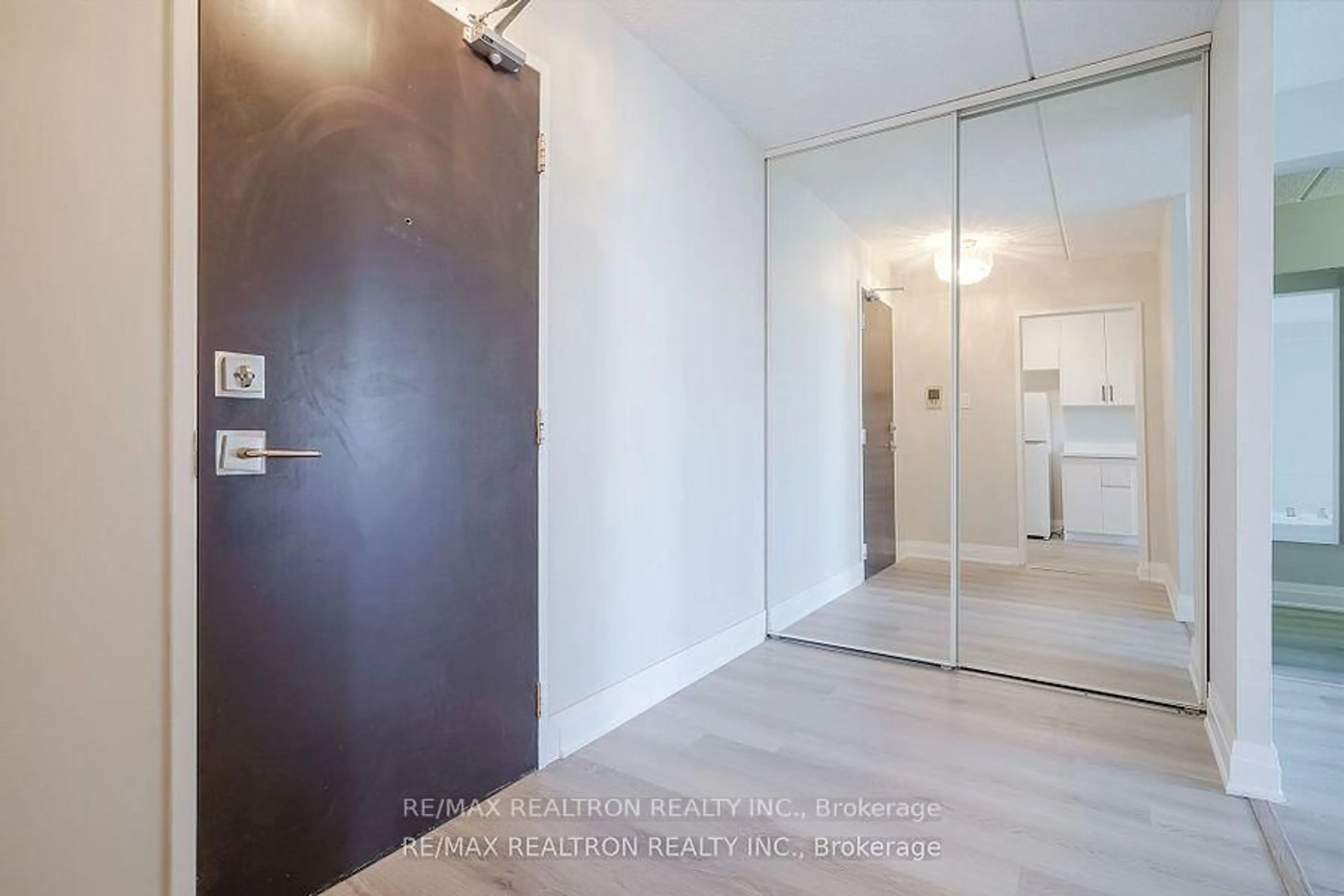 Indoor entryway for 2 Glamorgan Ave #602, Toronto Ontario M1P 2M8