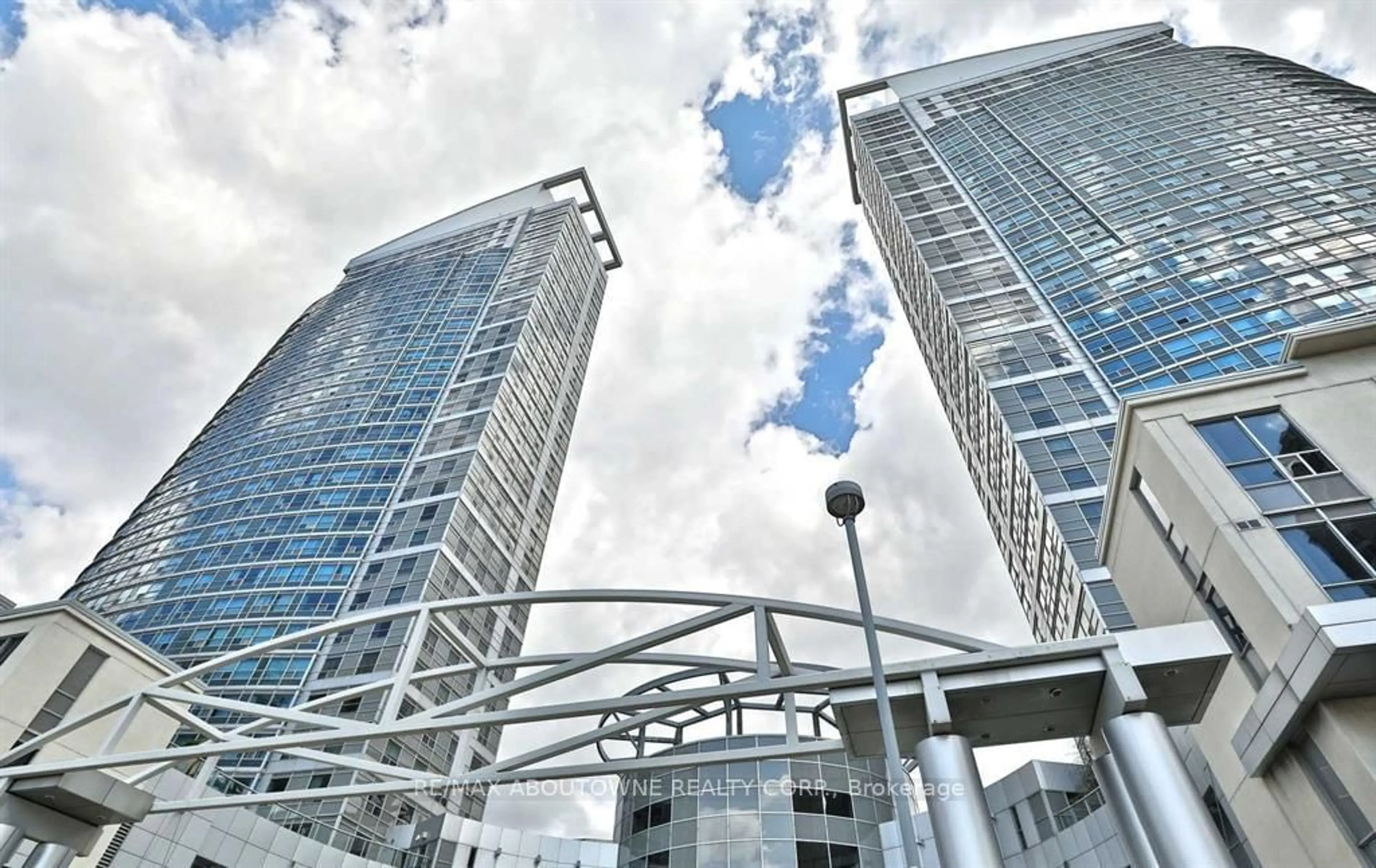 Indoor foyer for 36 Lee Centre Dr #3205, Toronto Ontario M1H 3K2