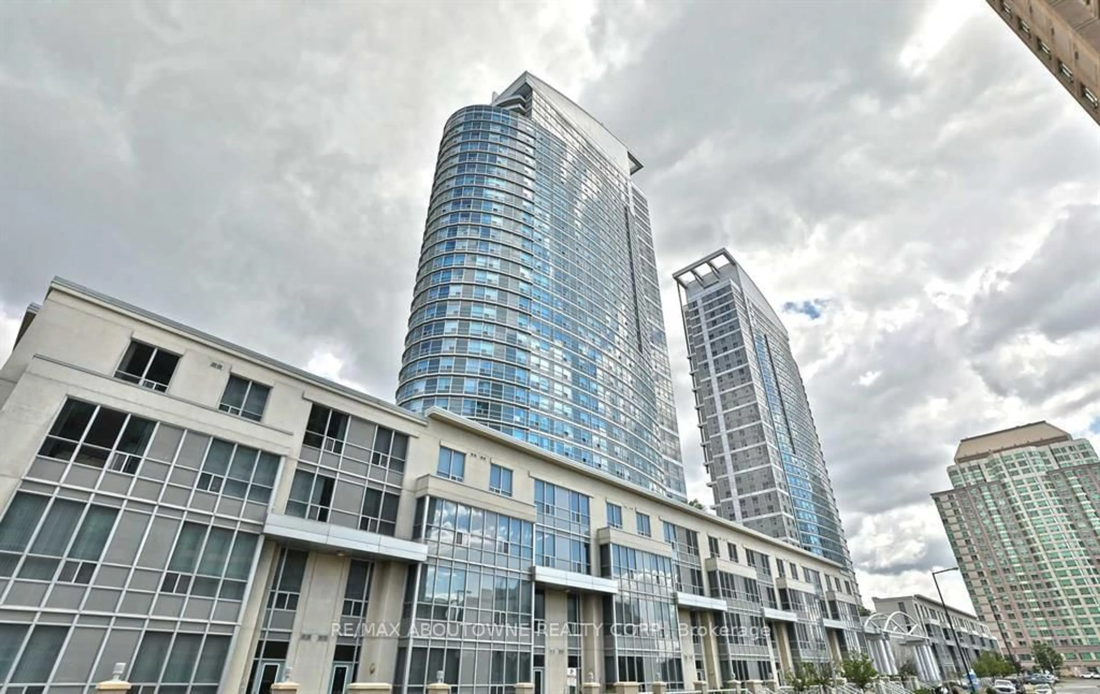 Indoor foyer for 36 Lee Centre Dr #3205, Toronto Ontario M1H 3K2