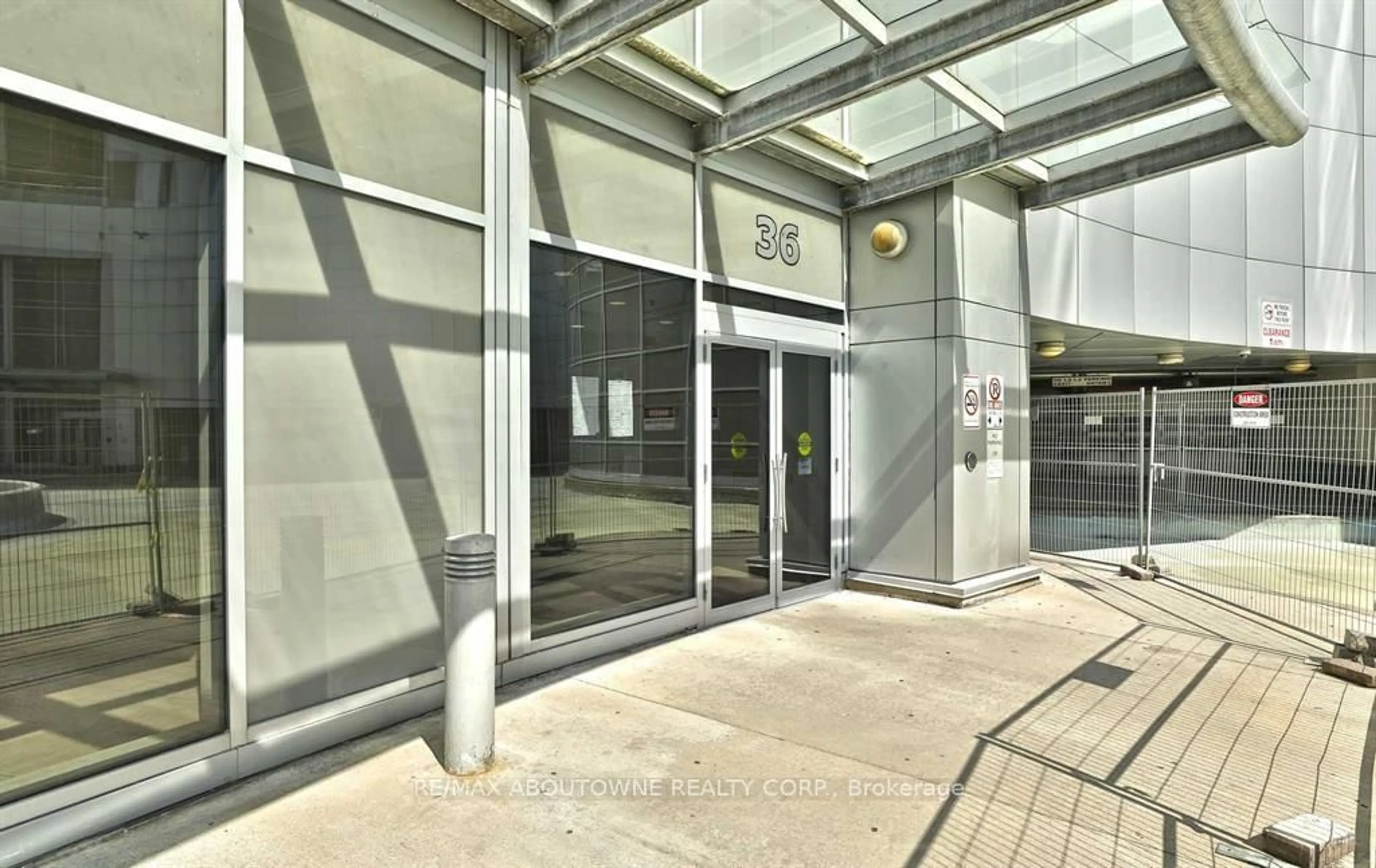 Indoor foyer for 36 Lee Centre Dr #3205, Toronto Ontario M1H 3K2