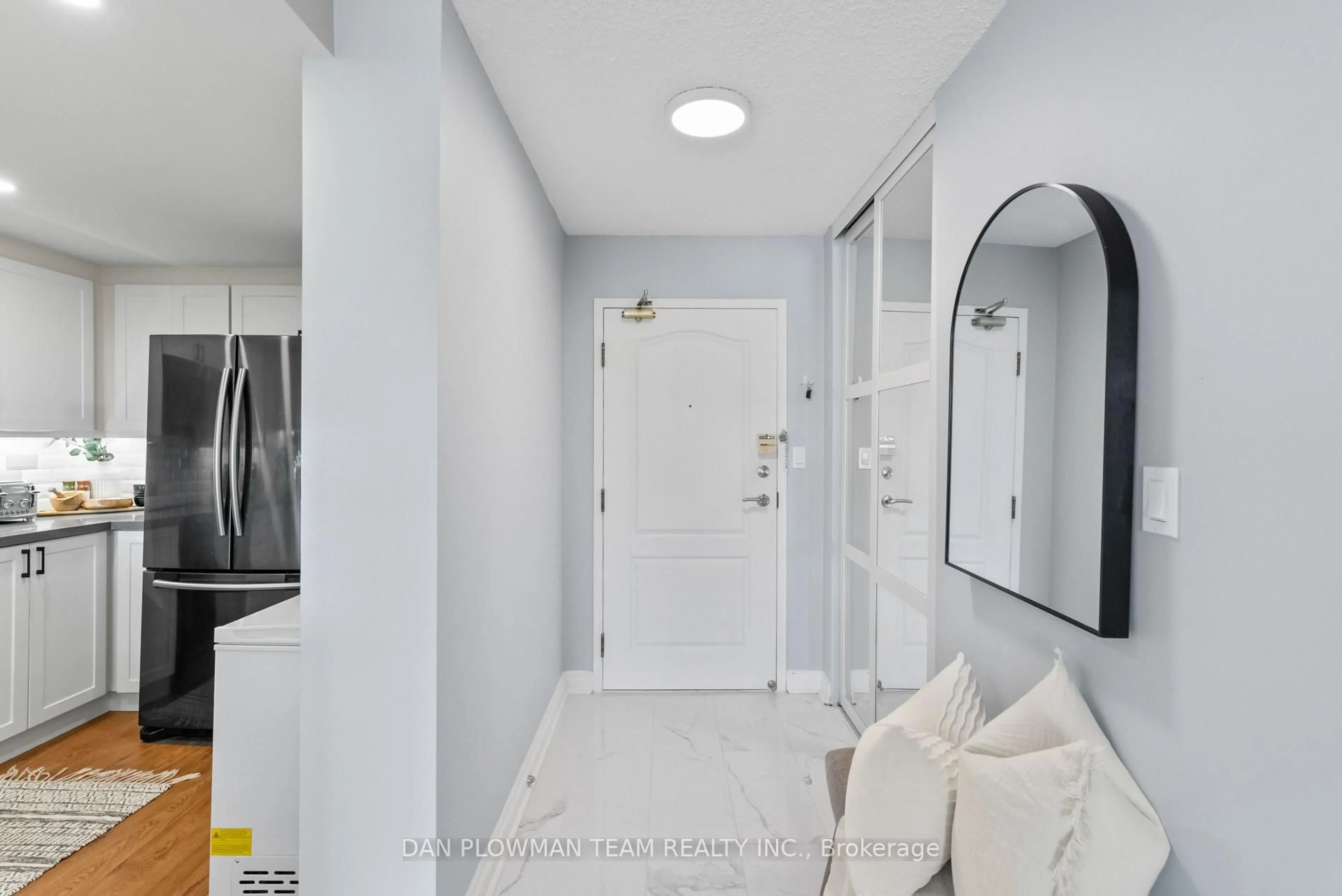 Indoor entryway for 712 Rossland Rd #609, Whitby Ontario L1N 9E8