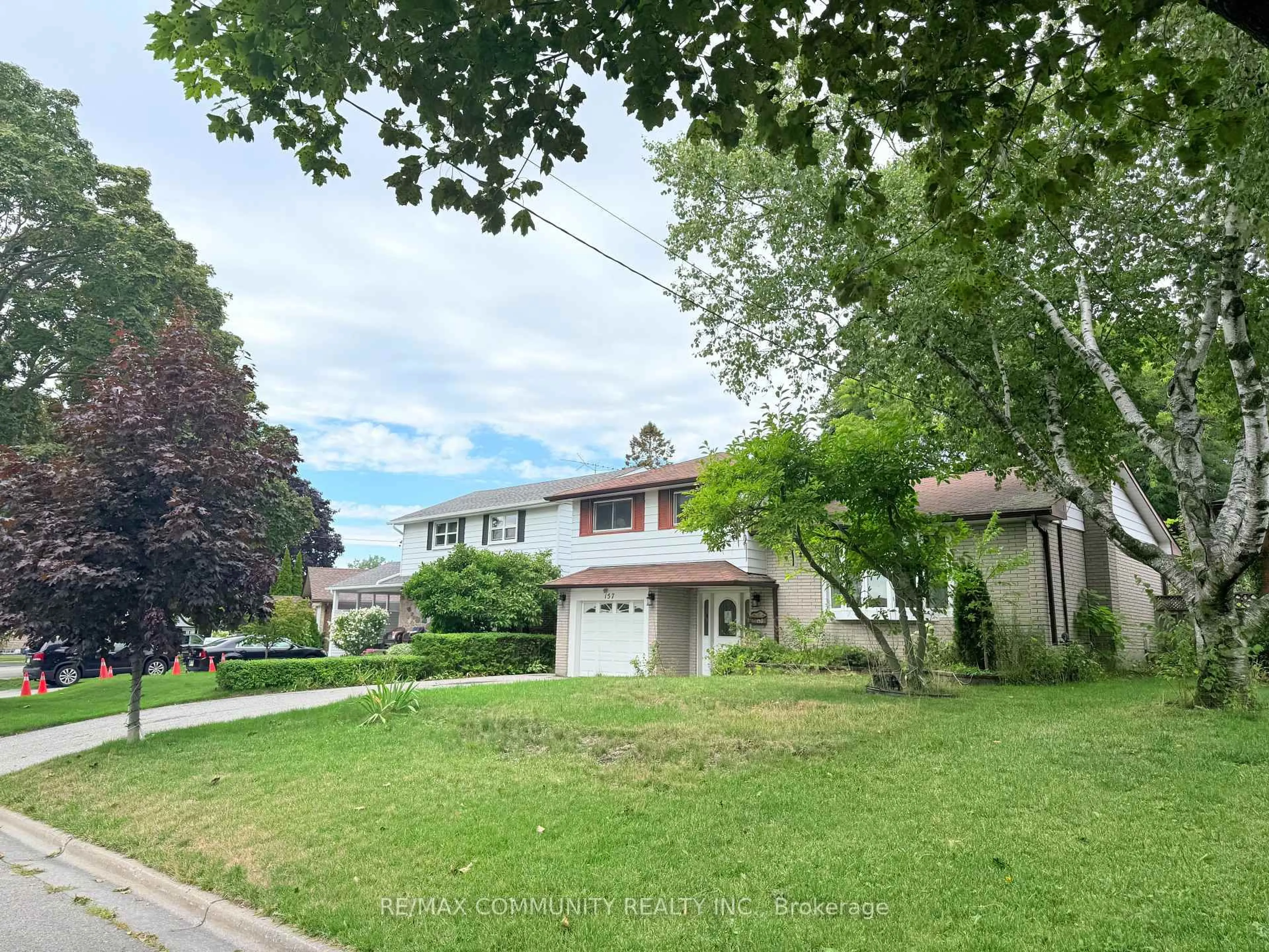 A pic from outside/outdoor area/front of a property/back of a property/a pic from drone, street for 157 Labrador Dr, Oshawa Ontario L1H 7G1