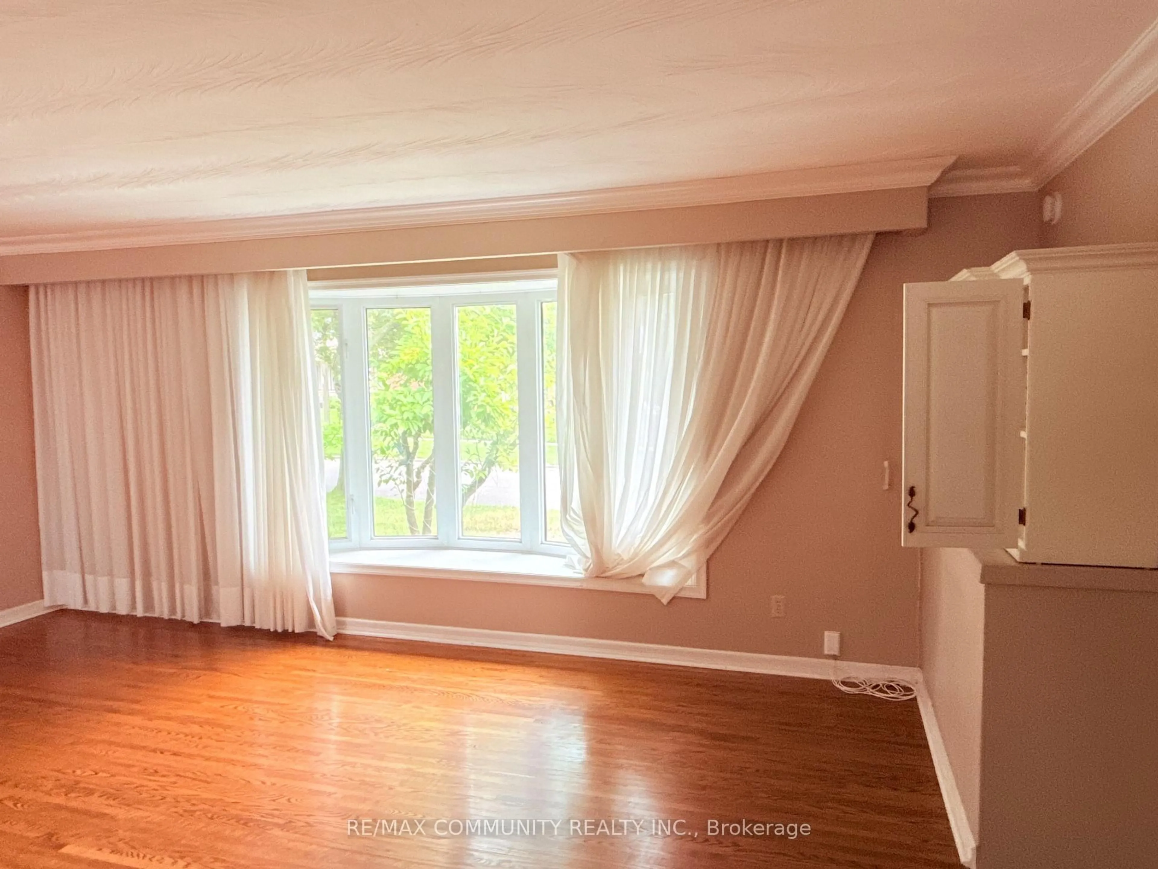 A pic of a room for 157 Labrador Dr, Oshawa Ontario L1H 7G1