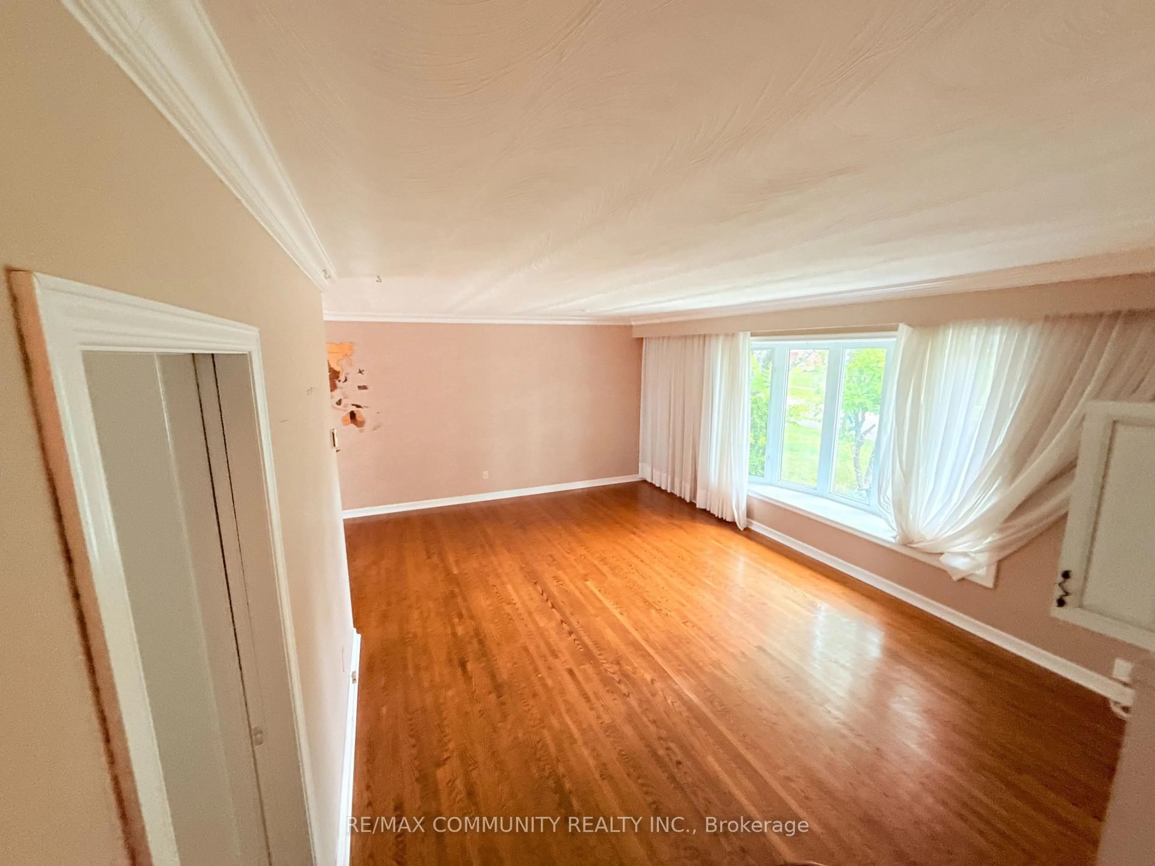A pic of a room for 157 Labrador Dr, Oshawa Ontario L1H 7G1