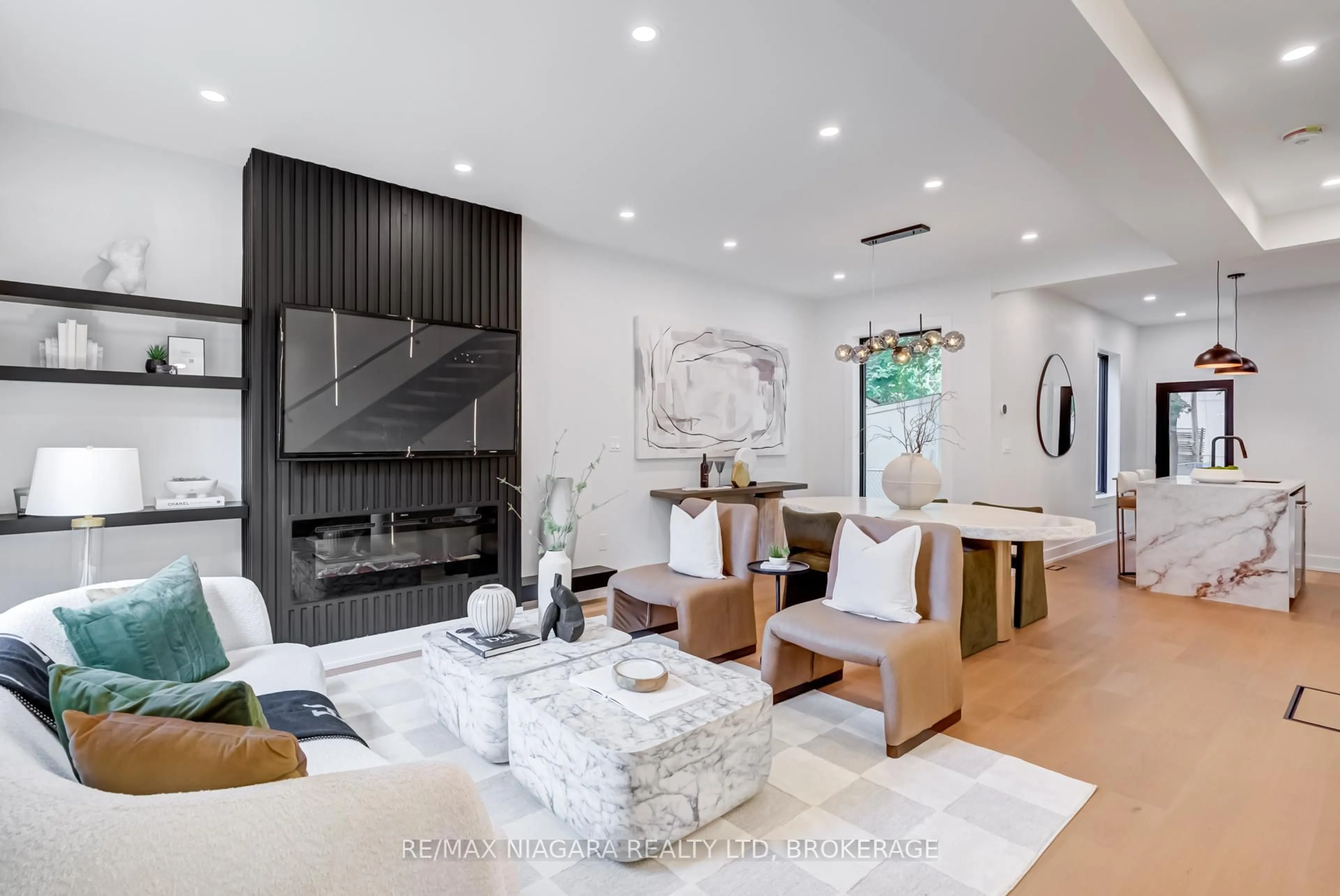 Living room with furniture, unknown for 95 Kimberley Ave, Toronto Ontario M4E 2Z4