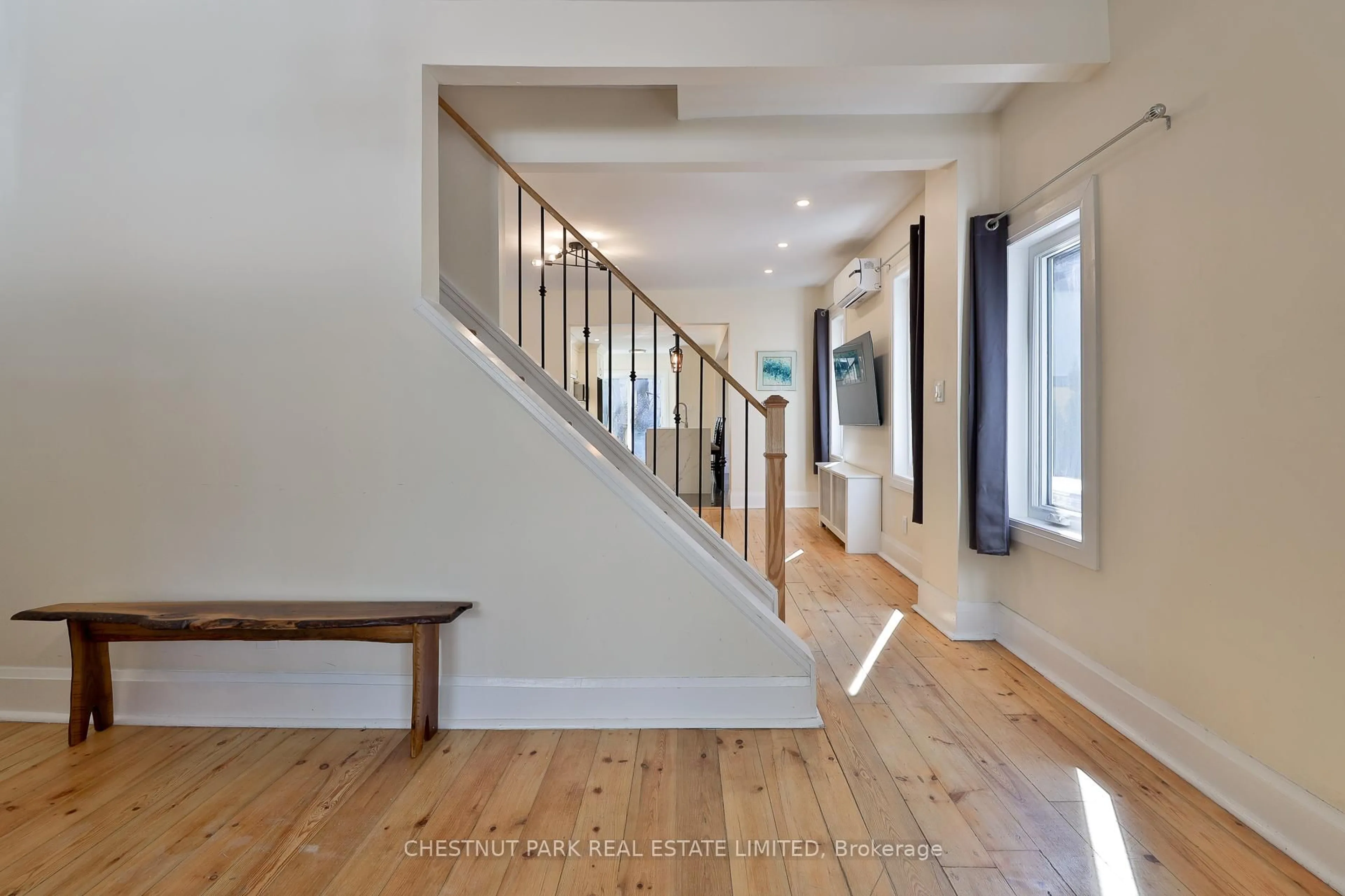Indoor entryway for 5 Minto St, Toronto Ontario M4L 1B5