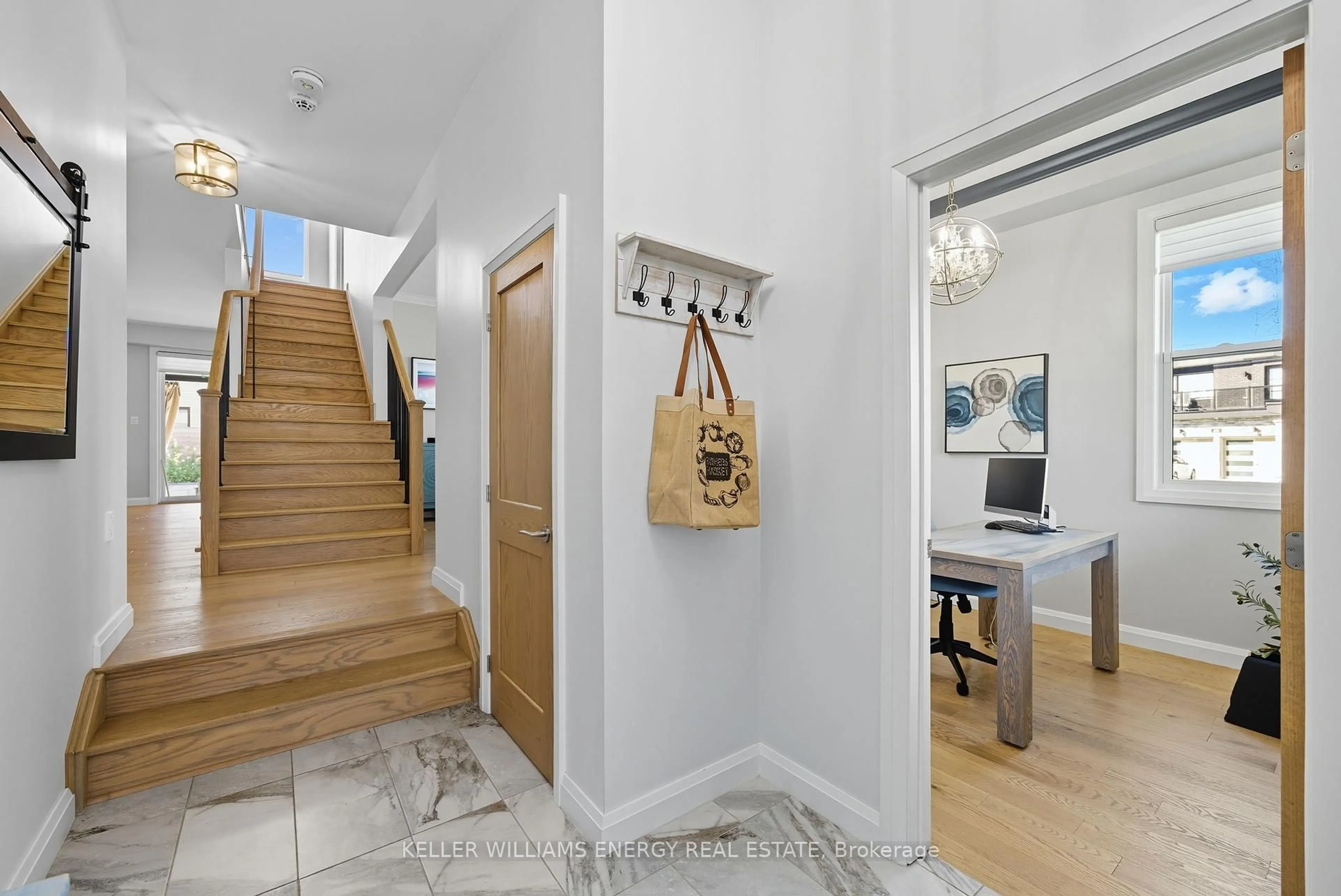 Indoor entryway for 42 Yacht Dr, Clarington Ontario L1C 4B1