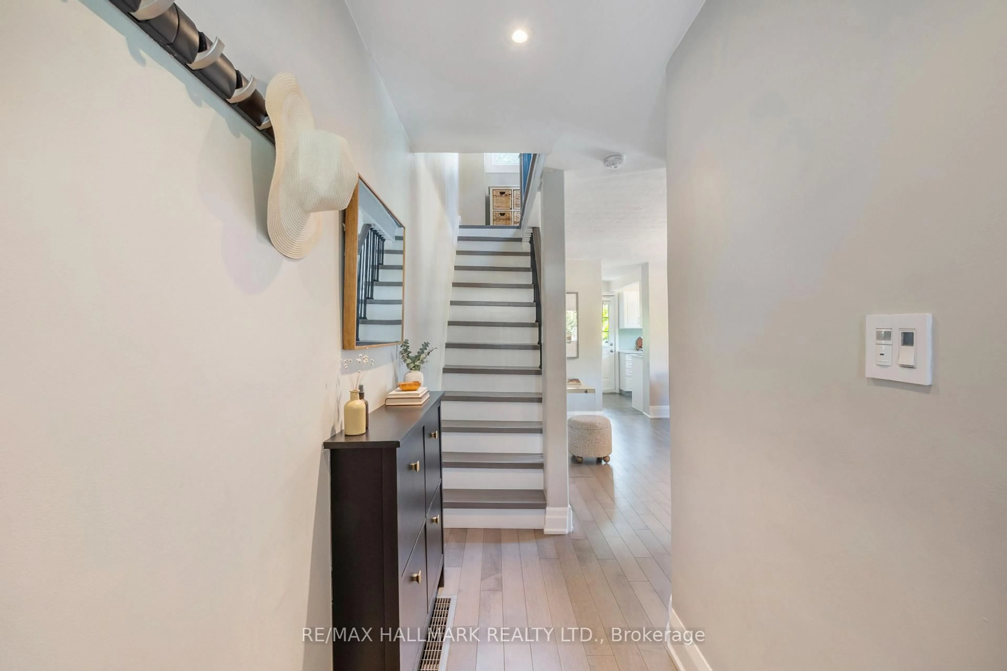 Indoor entryway for 1 Heyworth Cres, Toronto Ontario M4E 1T6