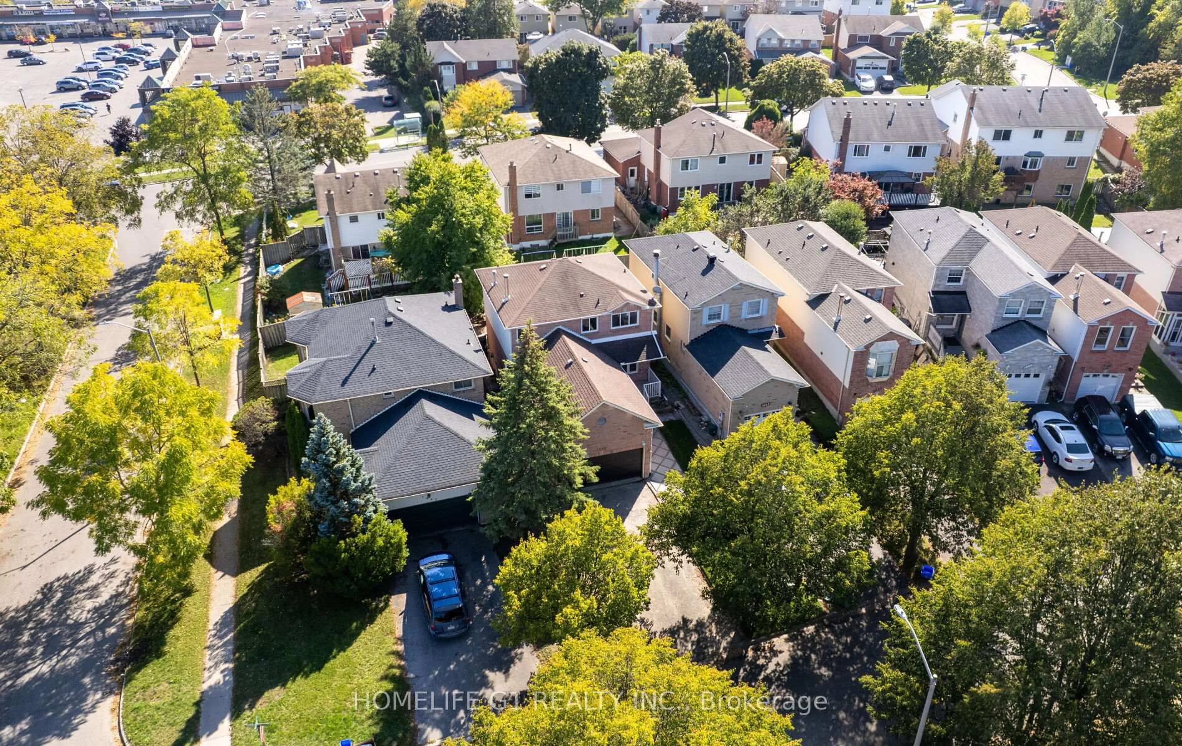 A pic from outside/outdoor area/front of a property/back of a property/a pic from drone, street for 1665 Tawnberry St, Pickering Ontario L1X 2B4