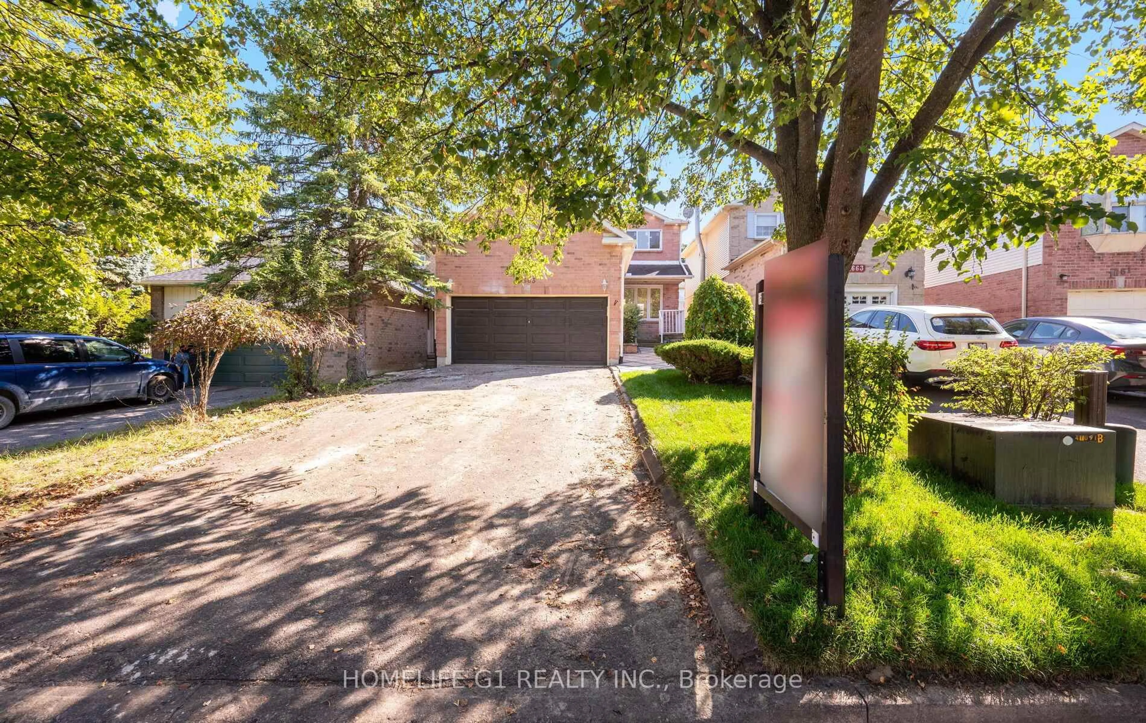 A pic from outside/outdoor area/front of a property/back of a property/a pic from drone, street for 1665 Tawnberry St, Pickering Ontario L1X 2B4