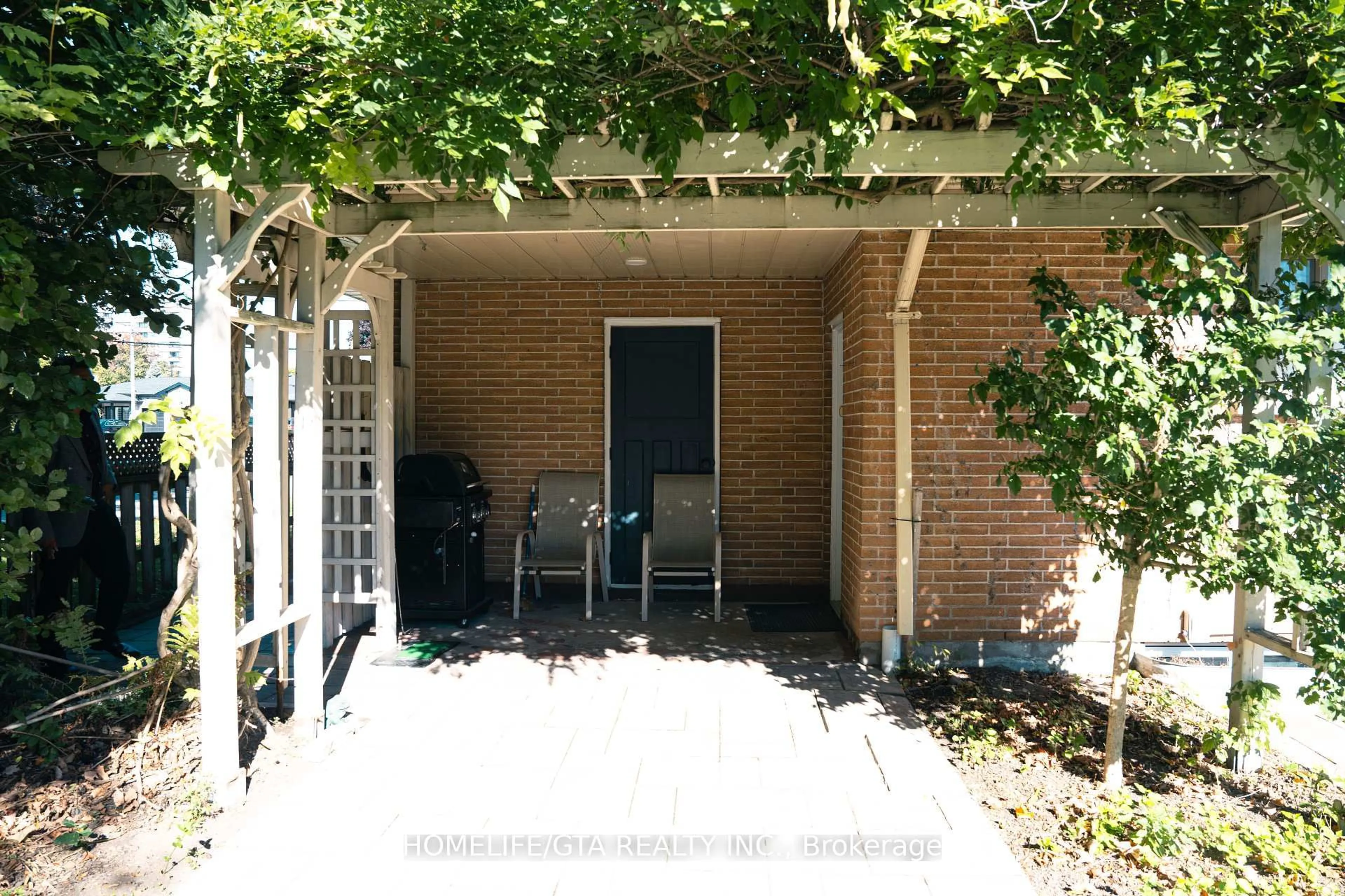 Patio, street for 445 Rossland Rd, Oshawa Ontario L1J 3G9