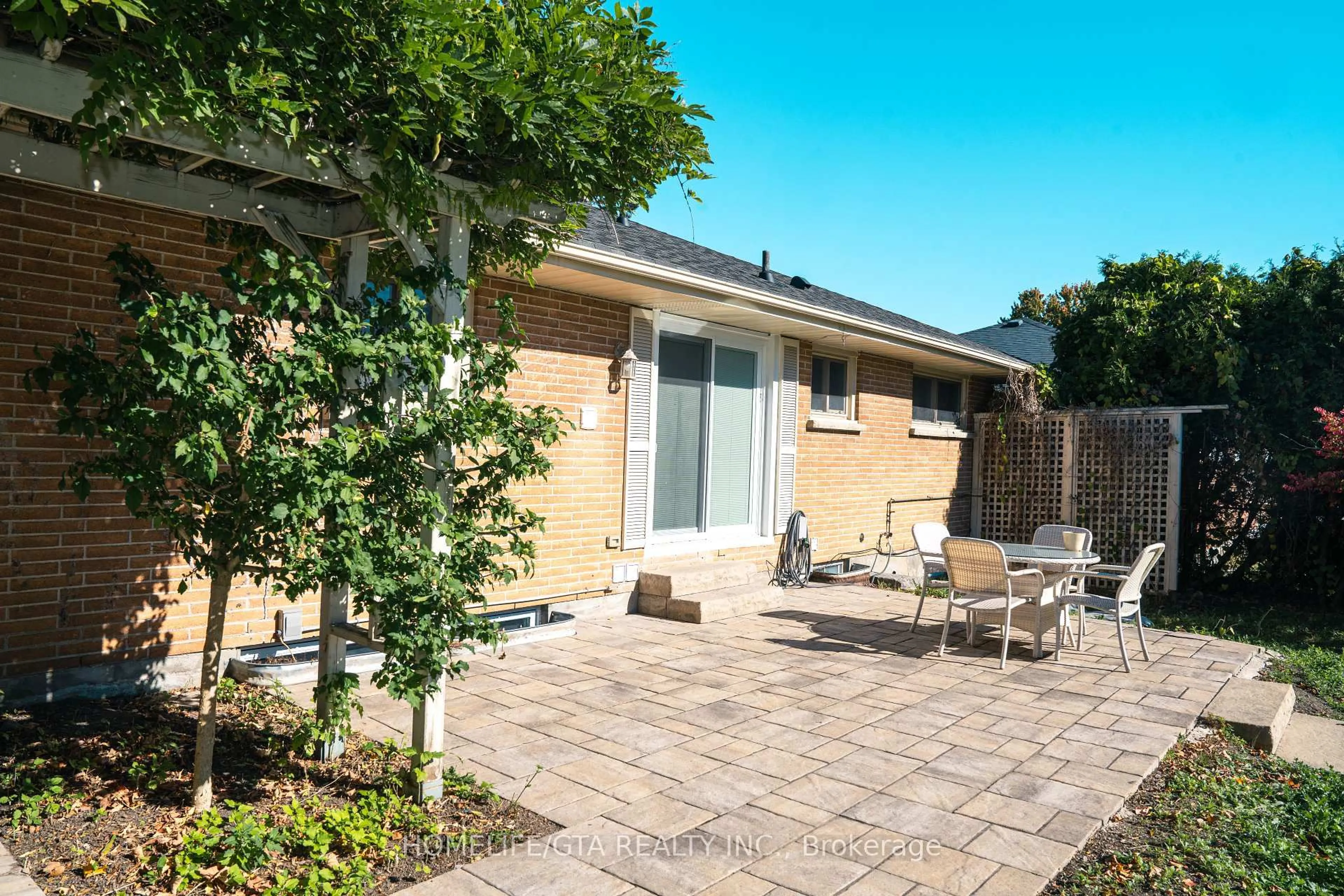 Patio, street for 445 Rossland Rd, Oshawa Ontario L1J 3G9