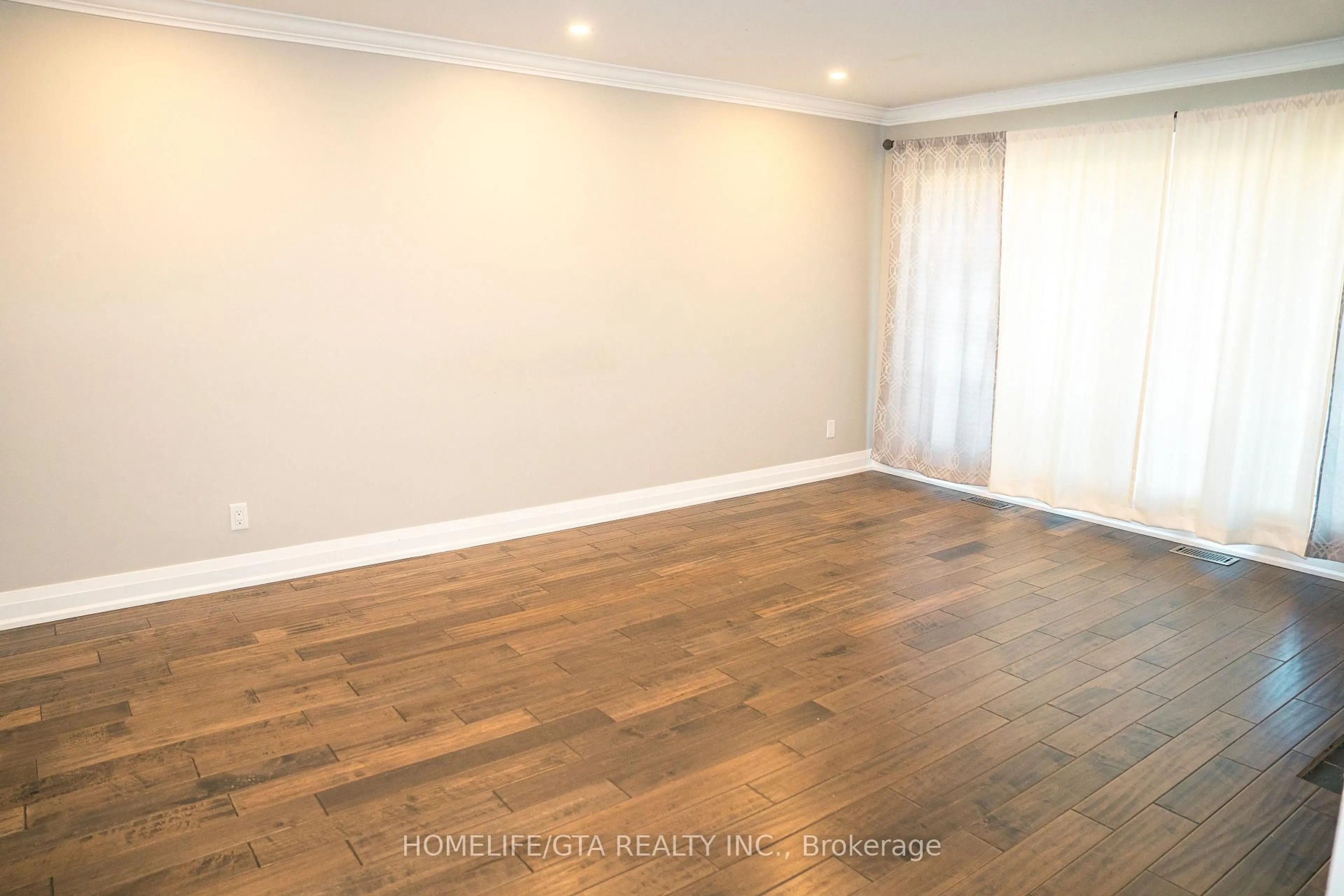 A pic of a room for 445 Rossland Rd, Oshawa Ontario L1J 3G9