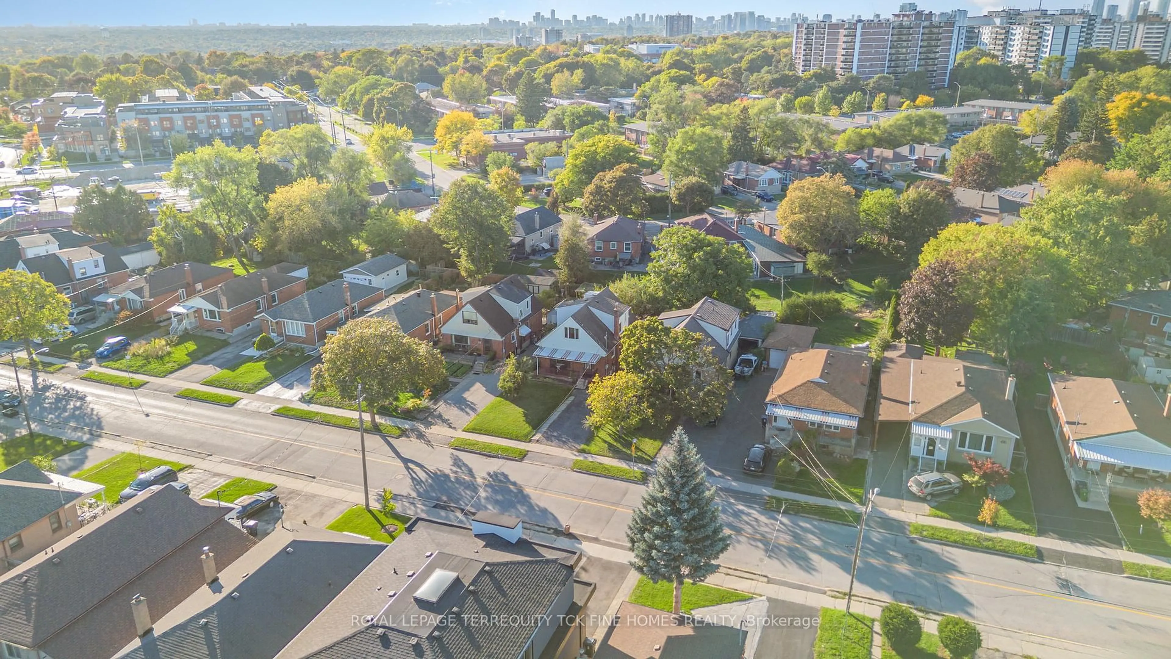 A pic from outside/outdoor area/front of a property/back of a property/a pic from drone, street for 28 Lynvalley Cres, Toronto Ontario M1R 2V3