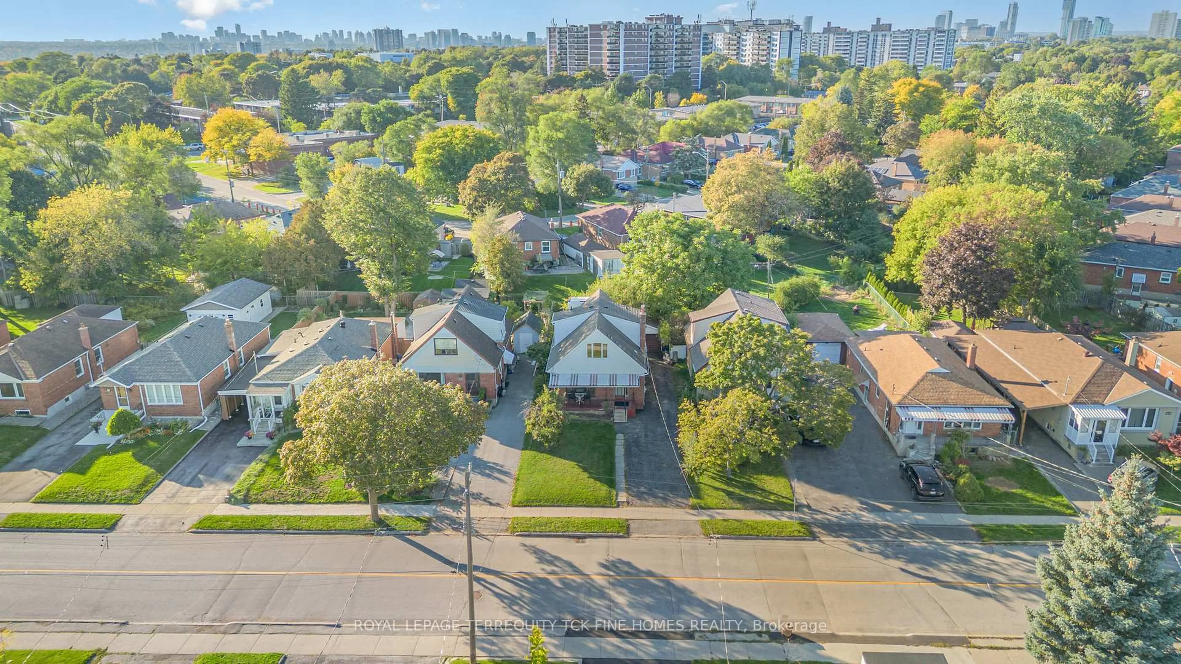 A pic from outside/outdoor area/front of a property/back of a property/a pic from drone, city buildings view from balcony for 28 Lynvalley Cres, Toronto Ontario M1R 2V3